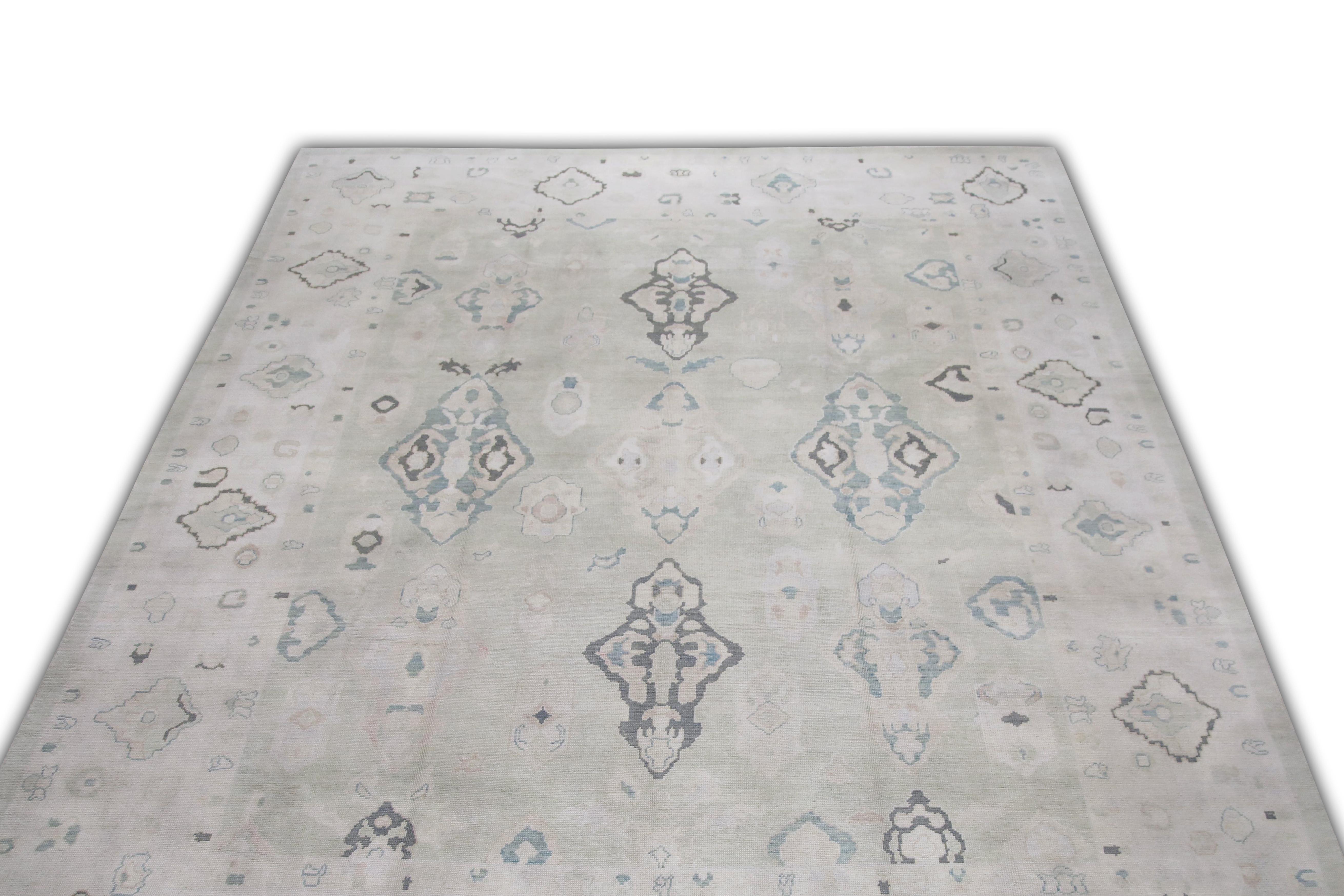 Ce tapis turc oushak est une œuvre d'art étonnante, tissée à la main selon des techniques traditionnelles par des artisans qualifiés. Le tapis présente des motifs complexes et une palette de couleurs douces obtenue grâce à l'utilisation de teintures