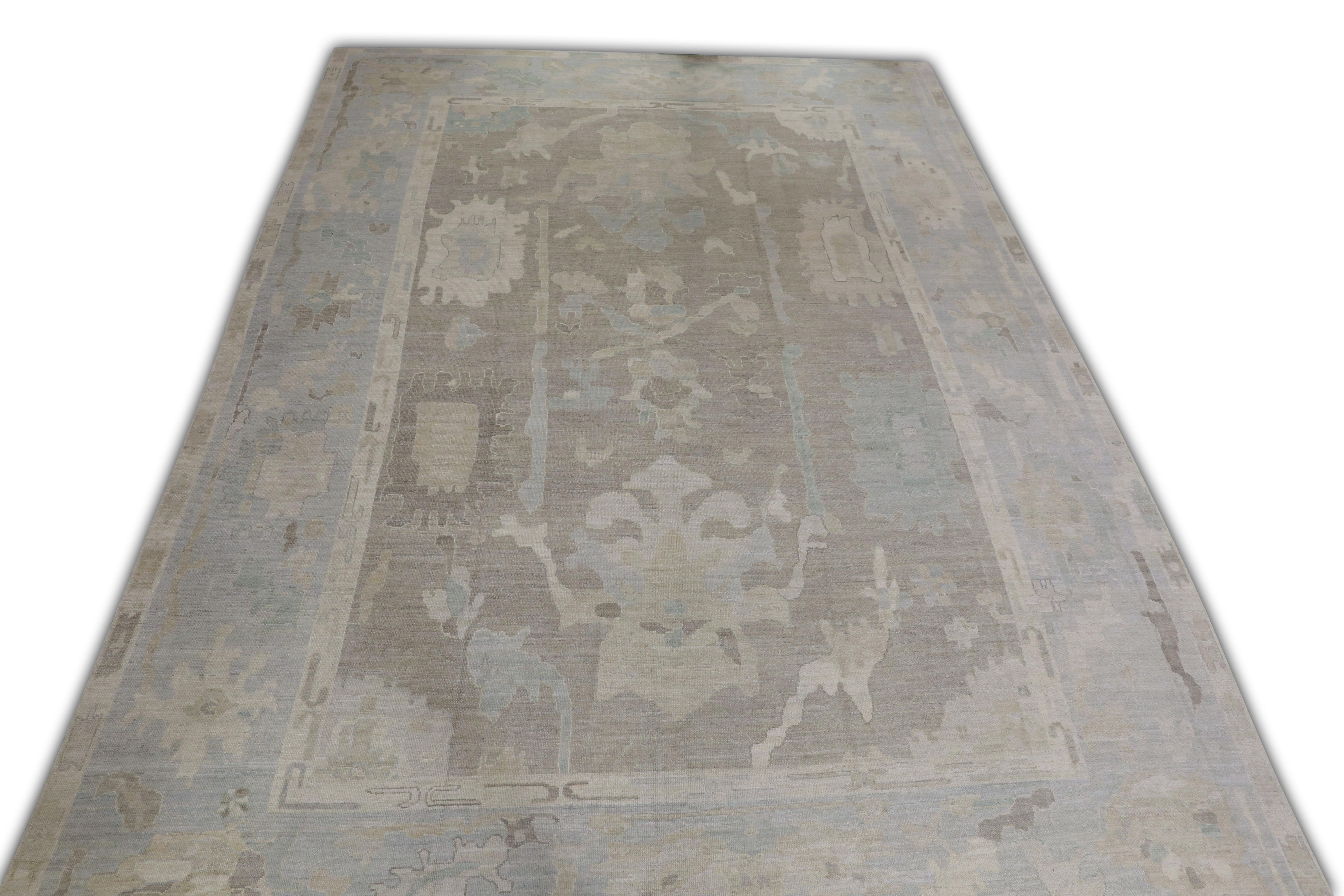 Dieser türkische Oushak-Teppich ist ein atemberaubendes Kunstwerk, das von erfahrenen Kunsthandwerkern mit traditionellen Techniken handgewebt wurde. Der Teppich weist komplizierte Muster und eine weiche Farbpalette auf, die durch die Verwendung