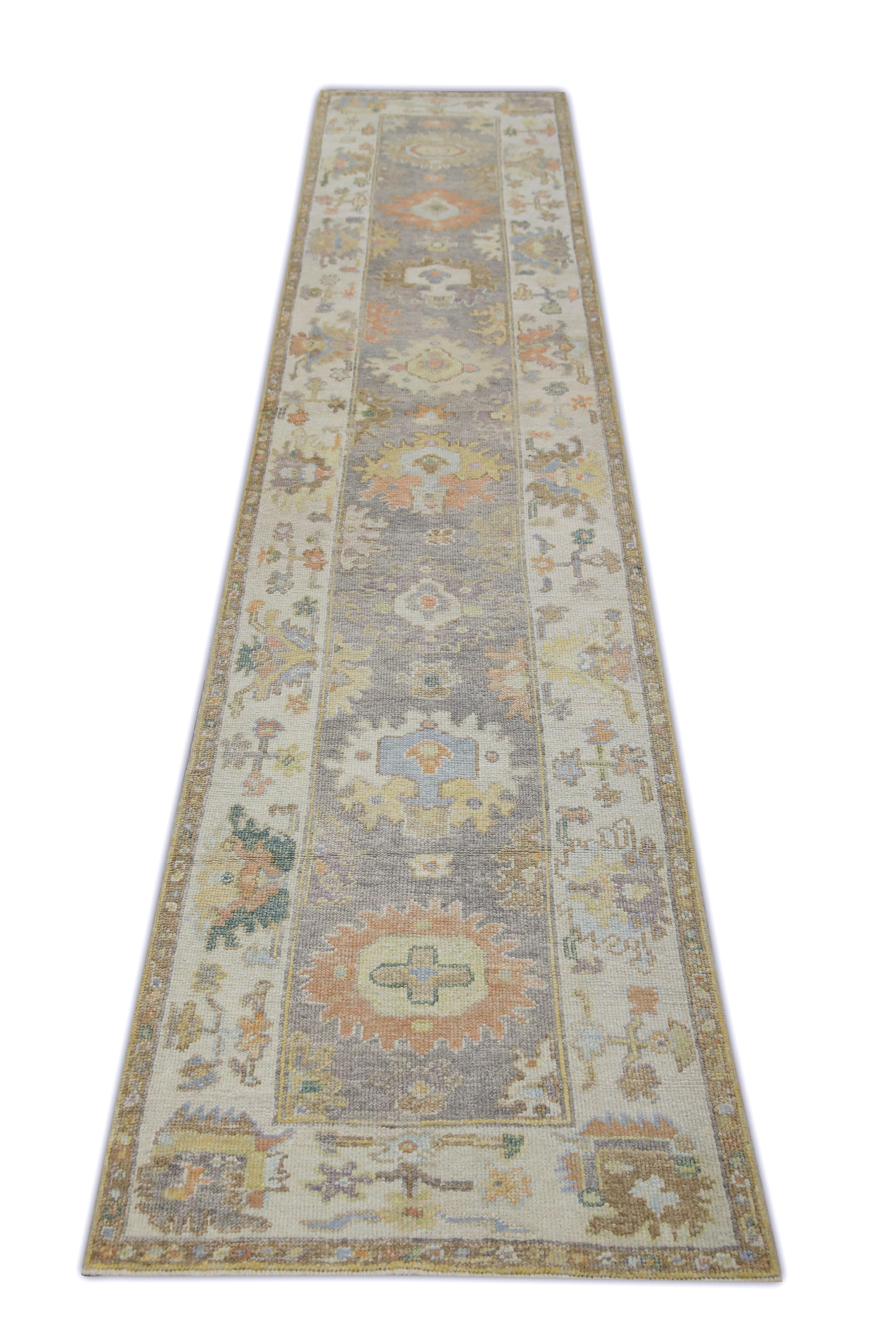 Dieser türkische Oushak-Teppich ist ein atemberaubendes Kunstwerk, das von erfahrenen Kunsthandwerkern mit traditionellen Techniken handgewebt wurde. Der Teppich weist komplizierte Muster und eine weiche Farbpalette auf, die durch die Verwendung