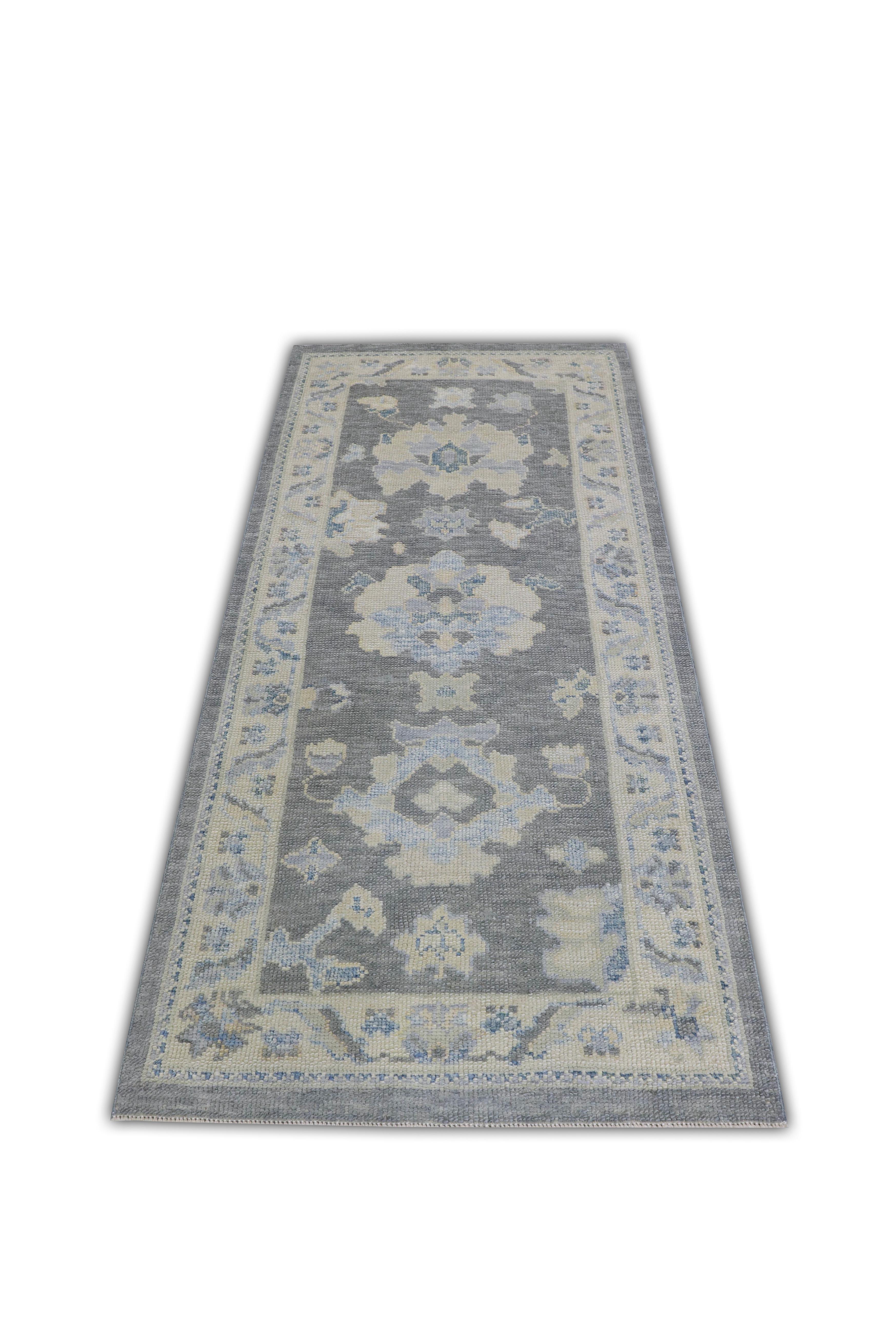 Dieser türkische Oushak-Teppich ist ein atemberaubendes Kunstwerk, das von erfahrenen Kunsthandwerkern mit traditionellen Techniken handgewebt wurde. Der Teppich weist komplizierte Muster und eine weiche Farbpalette auf, die durch die Verwendung