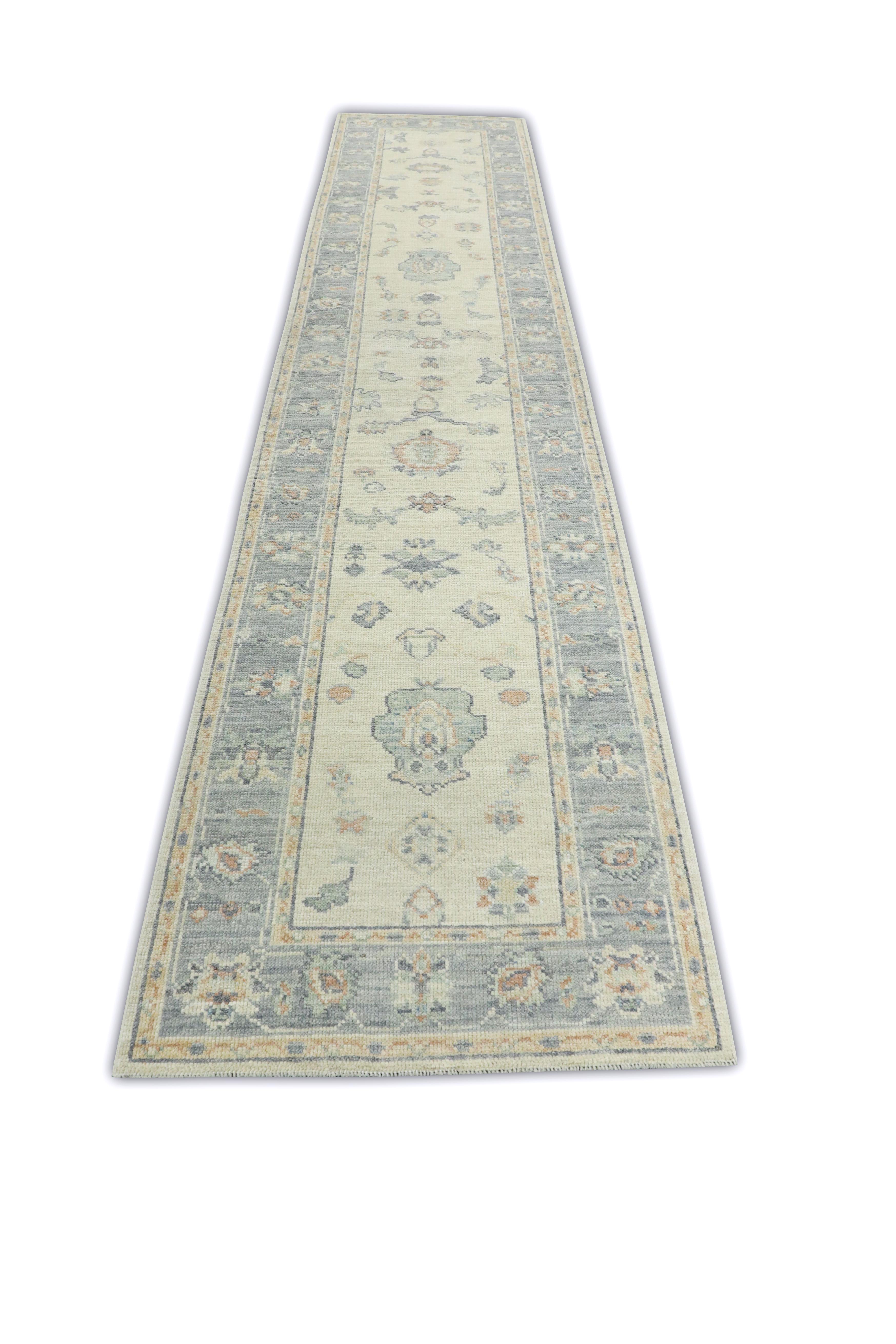Dieser türkische Oushak-Teppich ist ein atemberaubendes Kunstwerk, das von erfahrenen Kunsthandwerkern mit traditionellen Techniken handgewebt wurde. Der Teppich weist komplizierte Muster und eine weiche Farbpalette auf, die durch die Verwendung