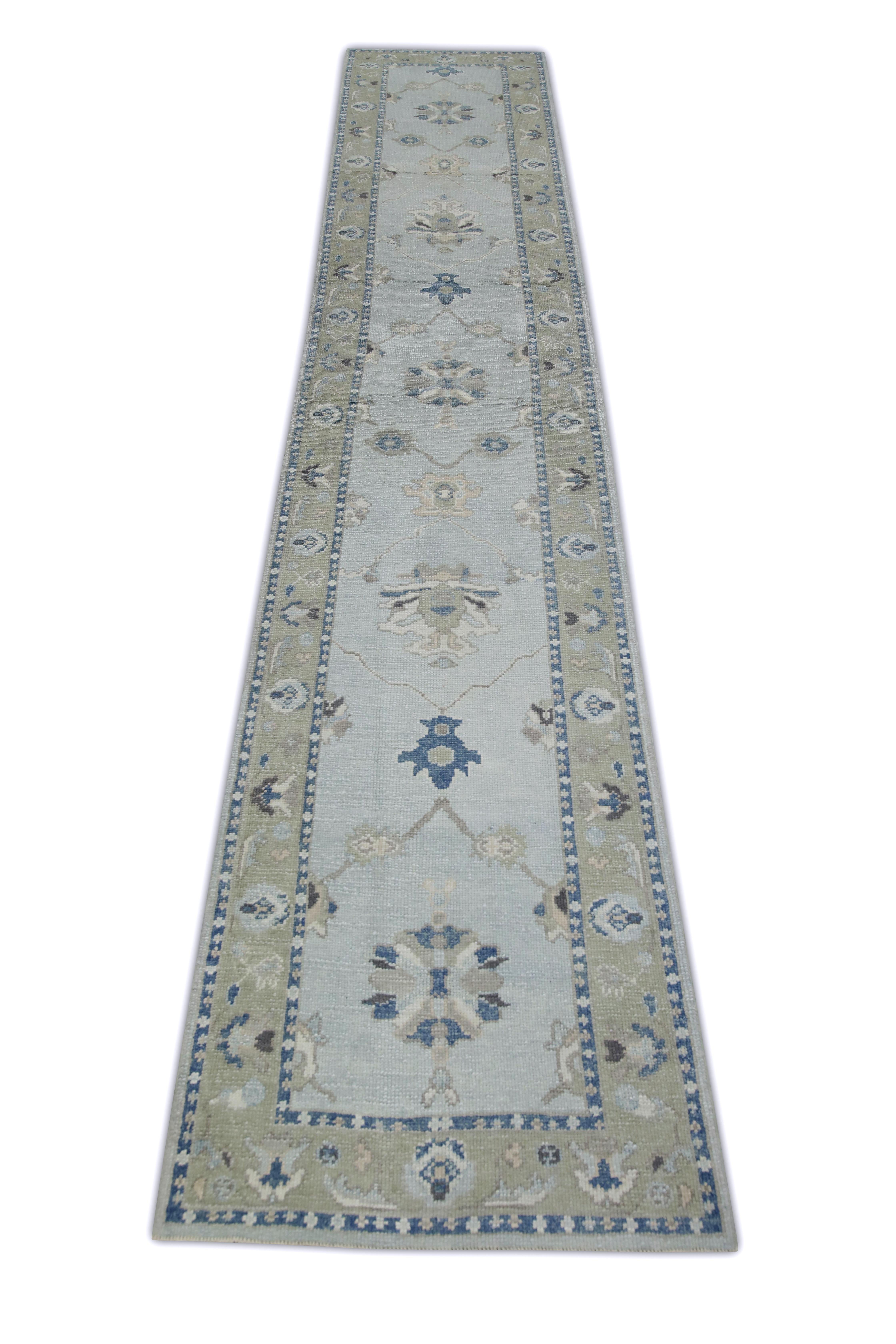 Dieser türkische Oushak-Teppich ist ein atemberaubendes Kunstwerk, das von erfahrenen Kunsthandwerkern mit traditionellen Techniken handgewebt wurde. Der Teppich weist komplizierte Muster und eine weiche Farbpalette auf, die durch die Verwendung