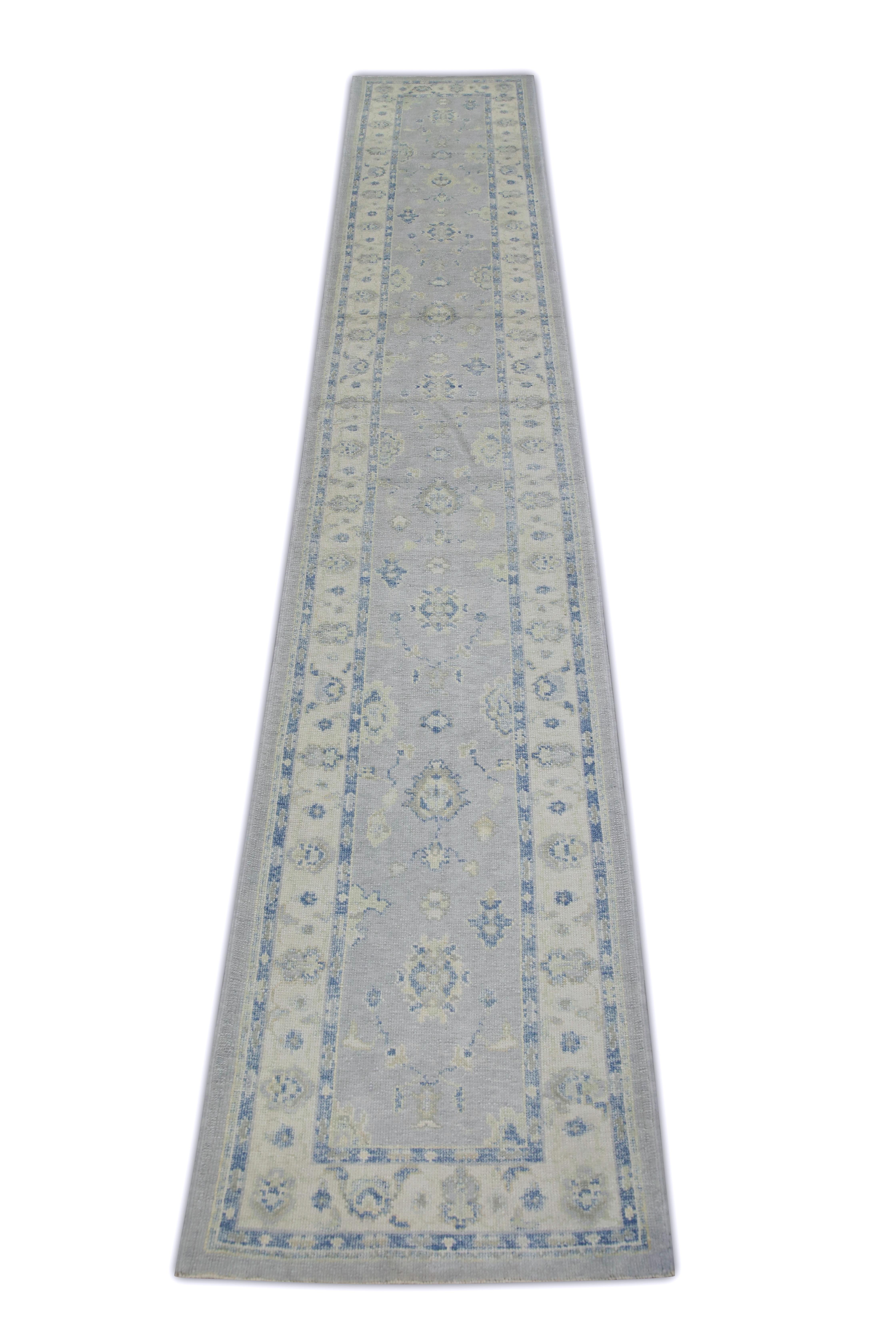 Dieser türkische Oushak-Teppich ist ein atemberaubendes Kunstwerk, das von erfahrenen Kunsthandwerkern mit traditionellen Techniken handgewebt wurde. Der Teppich weist komplizierte Muster und eine weiche Farbpalette auf, die durch die Verwendung