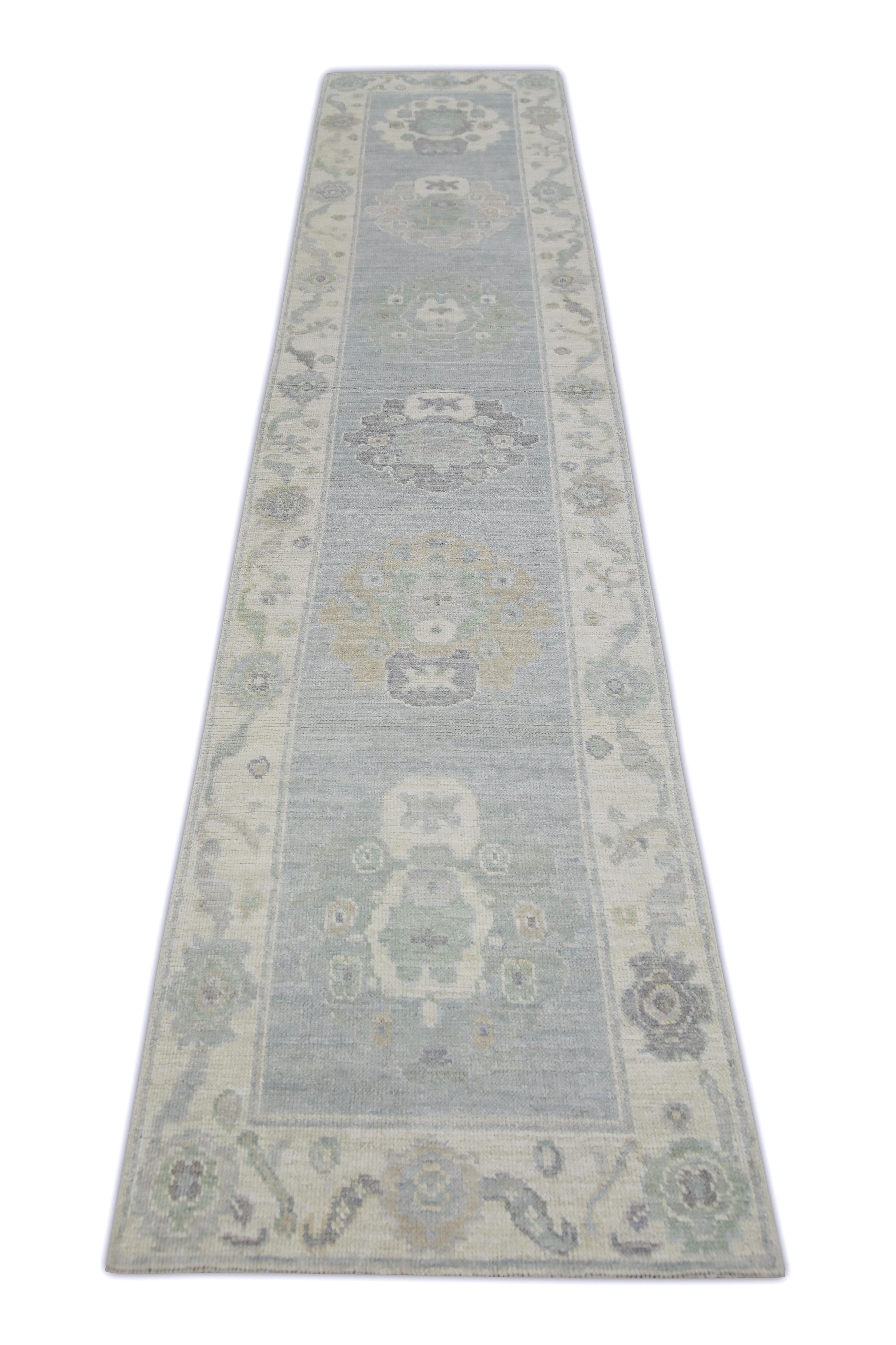 Ce tapis turc oushak est une œuvre d'art étonnante, tissée à la main selon des techniques traditionnelles par des artisans qualifiés. Le tapis présente des motifs complexes et une palette de couleurs douces obtenue grâce à l'utilisation de teintures