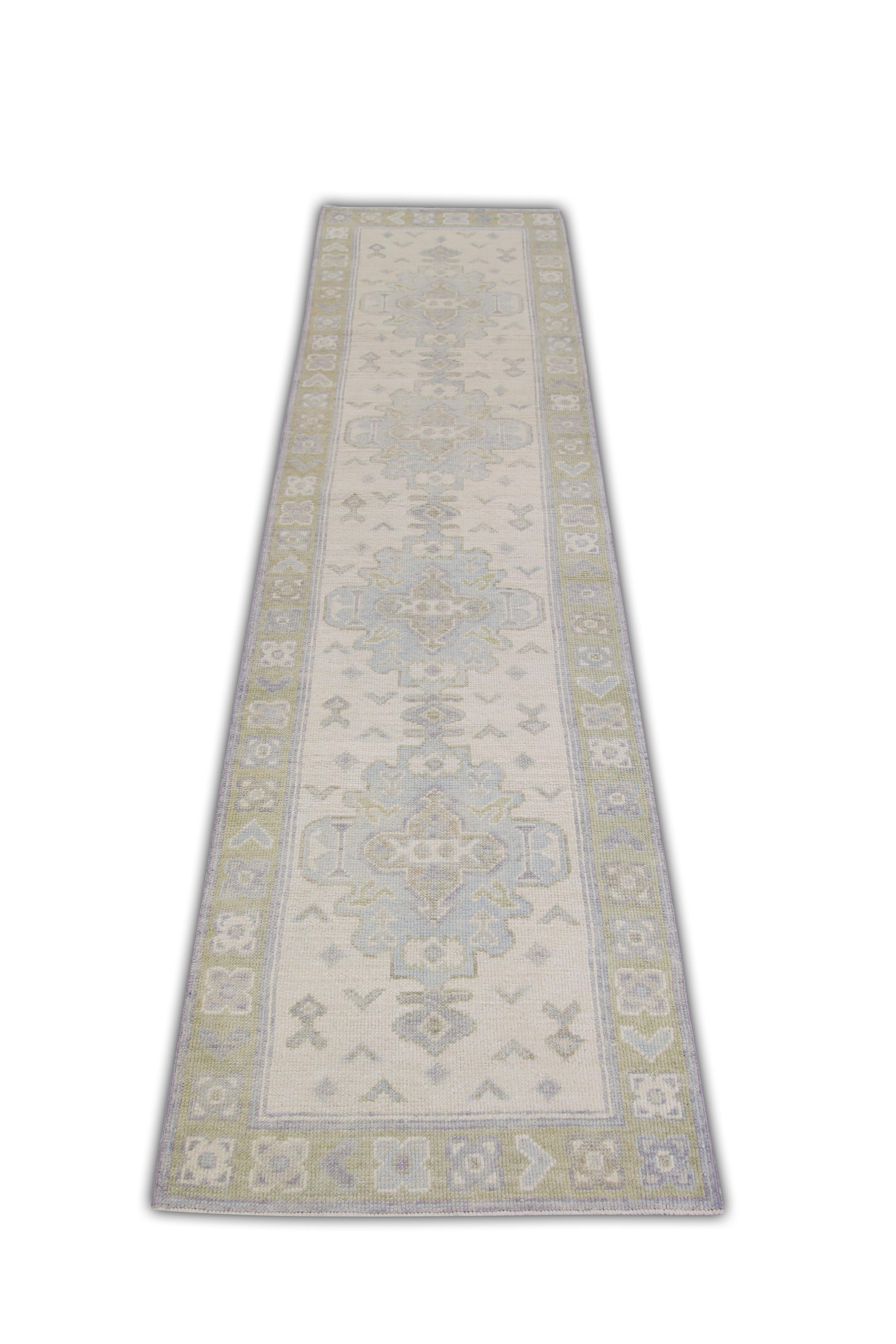 Dieser türkische Oushak-Teppich ist ein atemberaubendes Kunstwerk, das von erfahrenen Kunsthandwerkern mit traditionellen Techniken handgewebt wurde. Der Teppich weist komplizierte Muster und eine weiche Farbpalette auf, die durch die Verwendung
