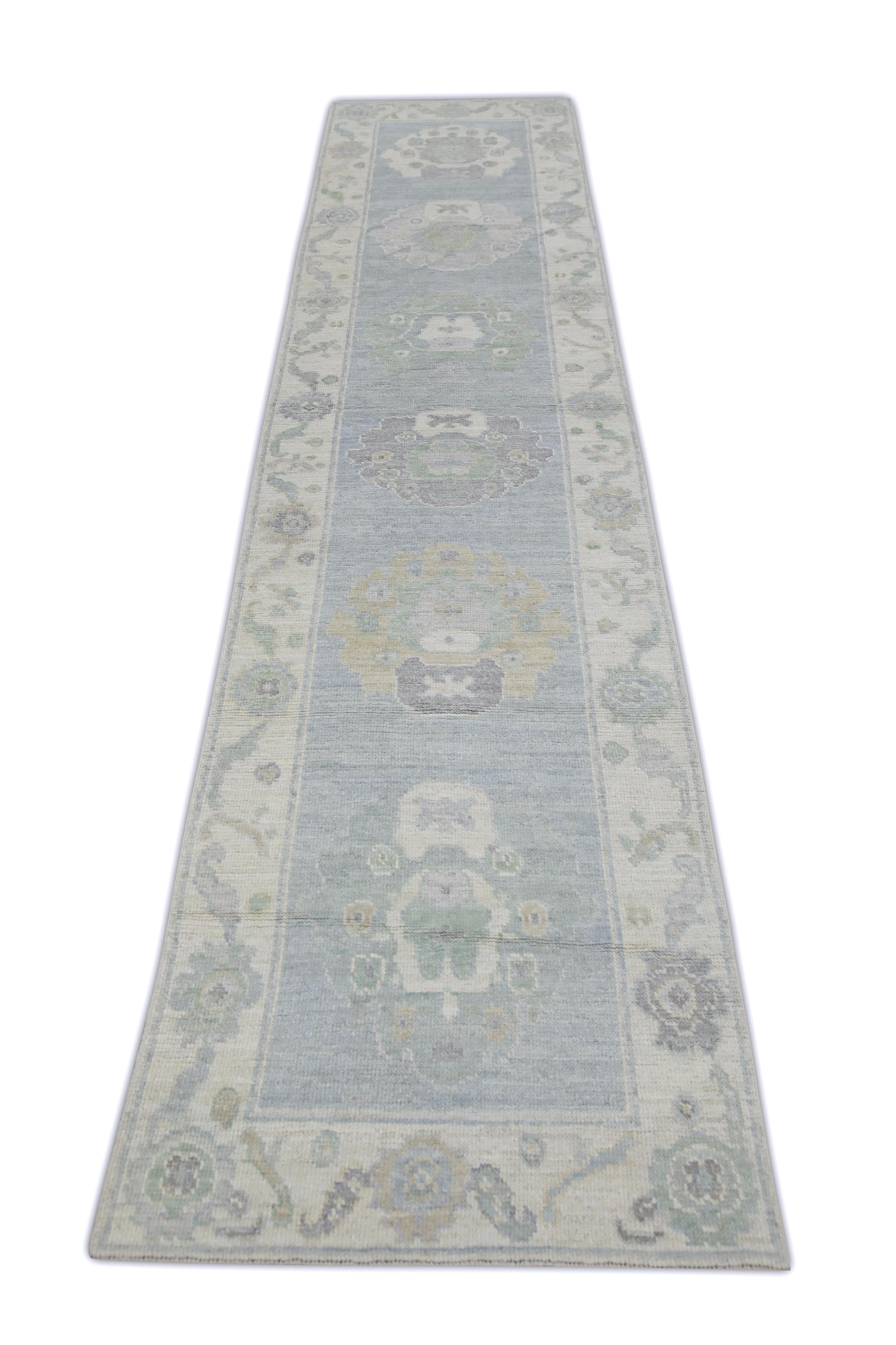 Dieser türkische Oushak-Teppich ist ein atemberaubendes Kunstwerk, das von erfahrenen Kunsthandwerkern mit traditionellen Techniken handgewebt wurde. Der Teppich weist komplizierte Muster und eine weiche Farbpalette auf, die durch die Verwendung