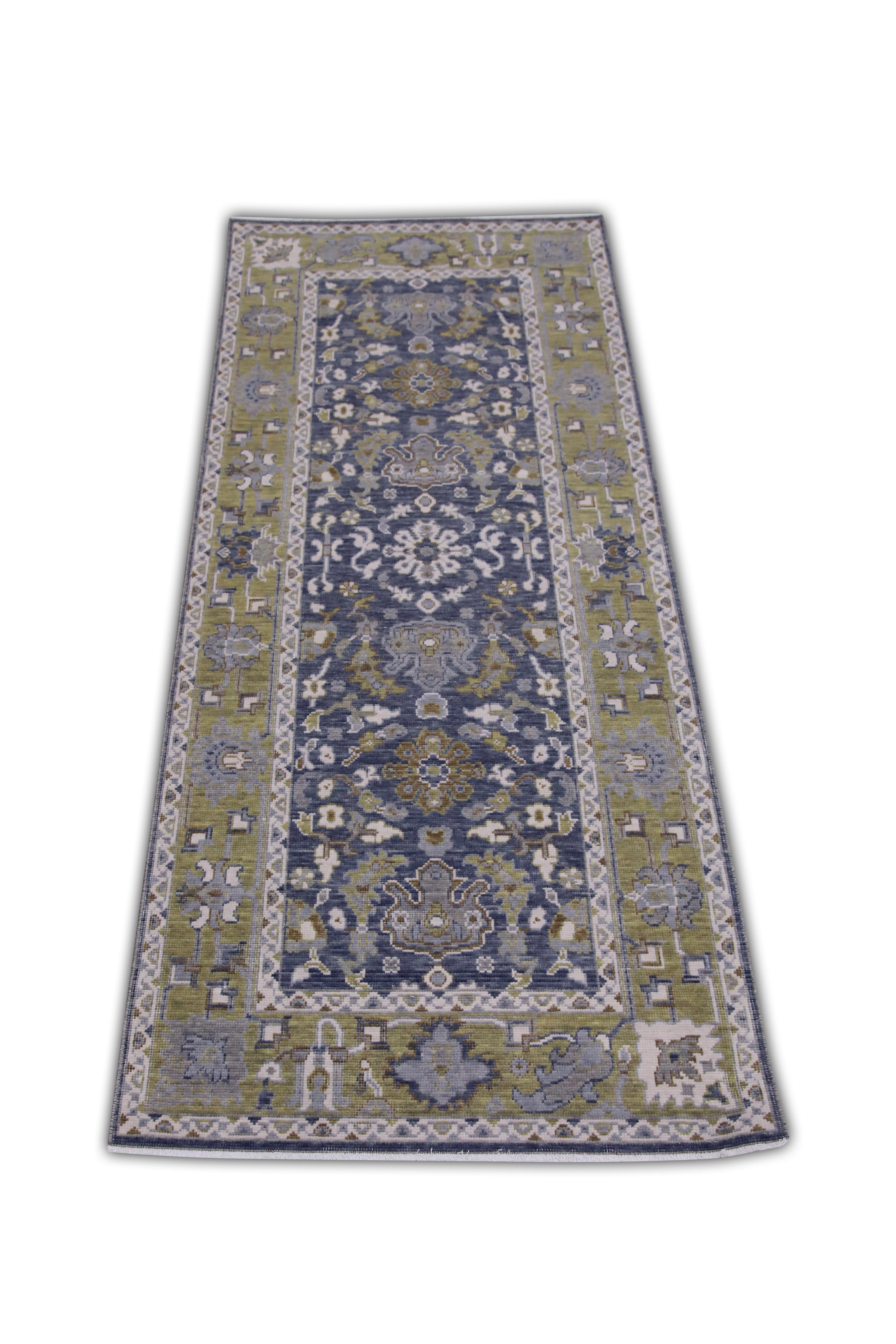Dieser türkische Oushak-Teppich ist ein atemberaubendes Kunstwerk, das von erfahrenen Kunsthandwerkern mit traditionellen Techniken handgewebt wurde. Der Teppich weist komplizierte Muster und eine weiche Farbpalette auf, die durch die Verwendung