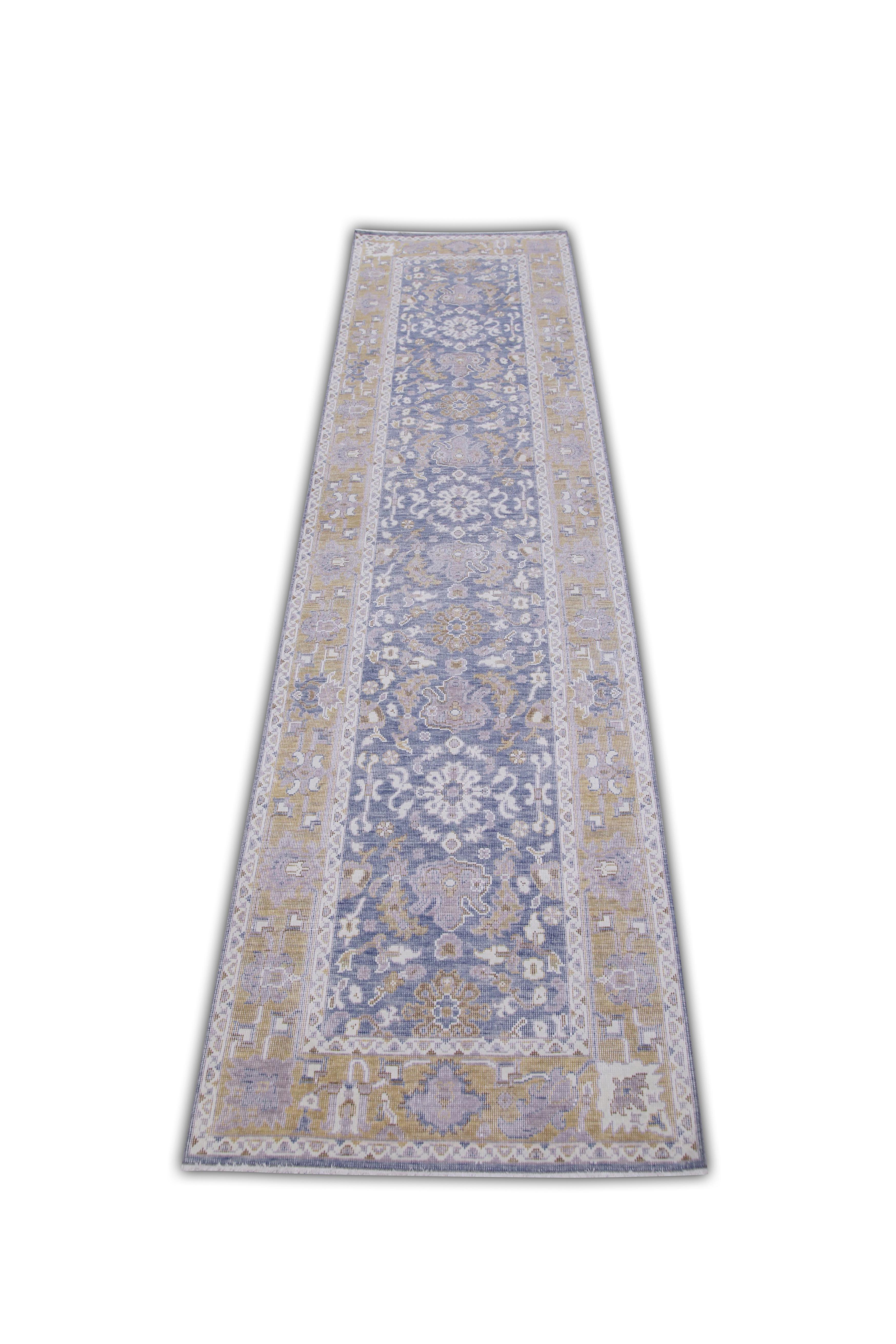 Dieser türkische Oushak-Teppich ist ein atemberaubendes Kunstwerk, das von erfahrenen Kunsthandwerkern mit traditionellen Techniken handgewebt wurde. Der Teppich weist komplizierte Muster und eine weiche Farbpalette auf, die durch die Verwendung