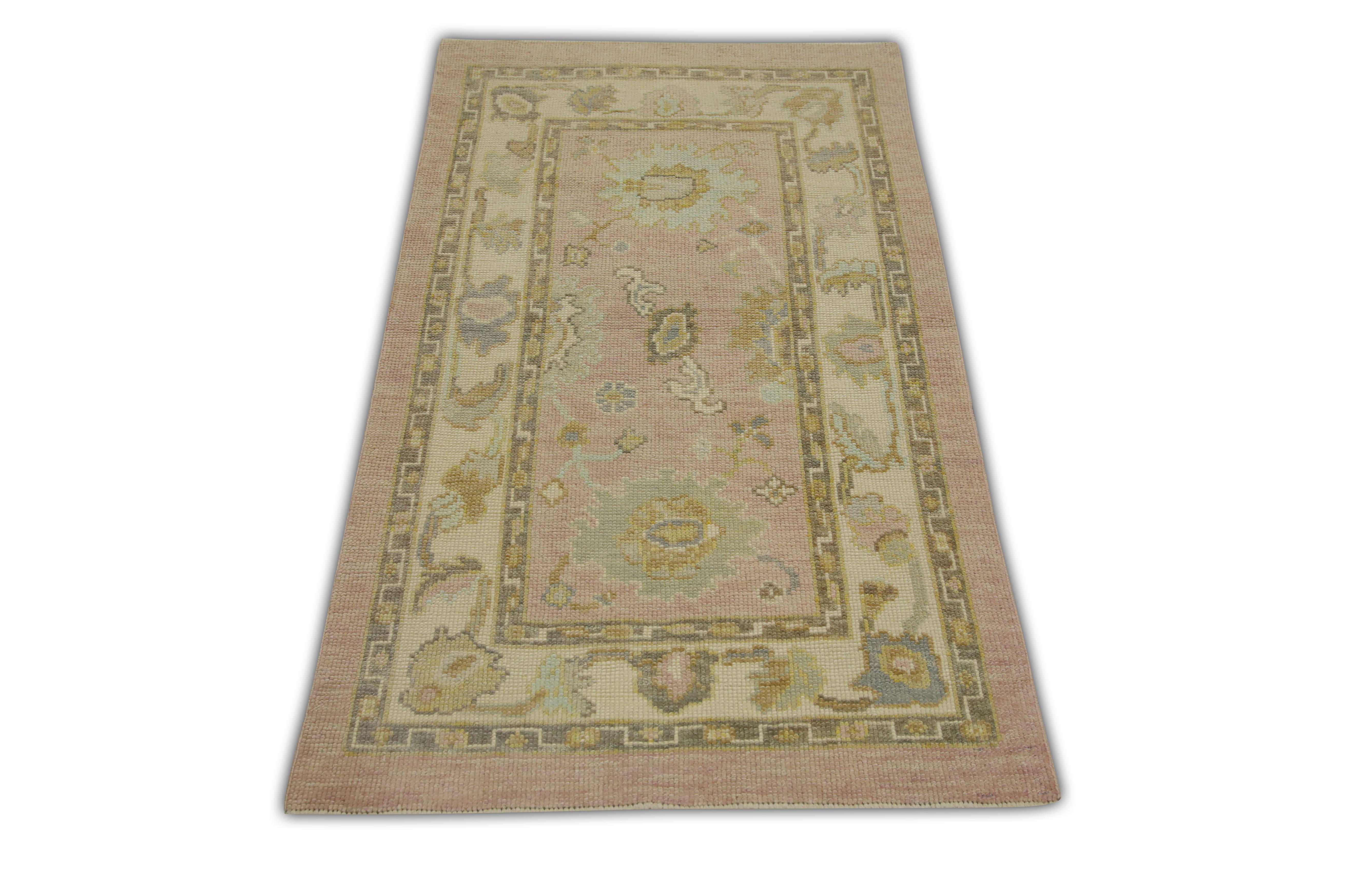 Ce tapis turc oushak est une œuvre d'art étonnante, tissée à la main selon des techniques traditionnelles par des artisans qualifiés. Le tapis présente des motifs complexes et une palette de couleurs douces obtenue grâce à l'utilisation de teintures