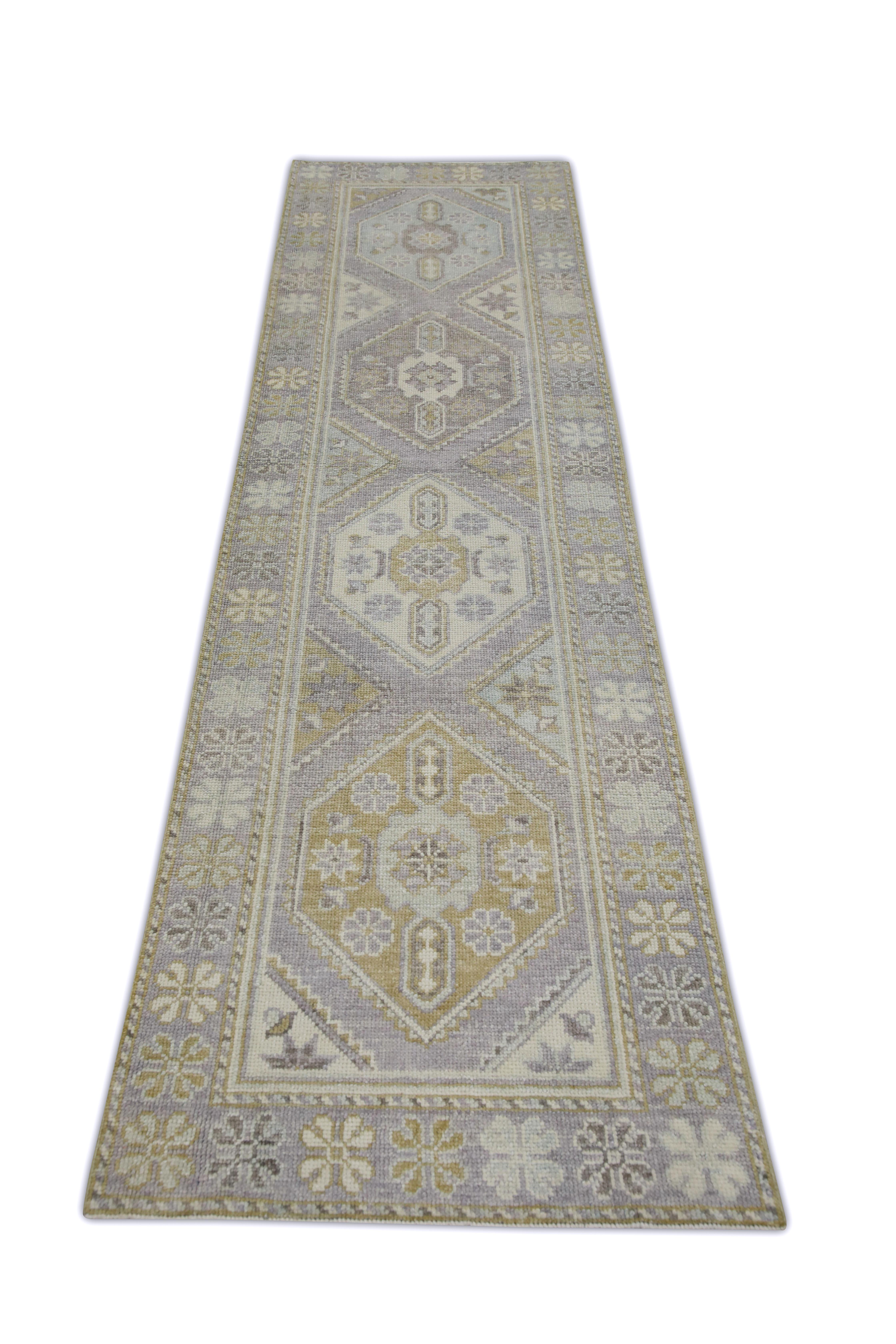 Dieser türkische Oushak-Teppich ist ein atemberaubendes Kunstwerk, das von erfahrenen Kunsthandwerkern mit traditionellen Techniken handgewebt wurde. Der Teppich weist komplizierte Muster und eine weiche Farbpalette auf, die durch die Verwendung