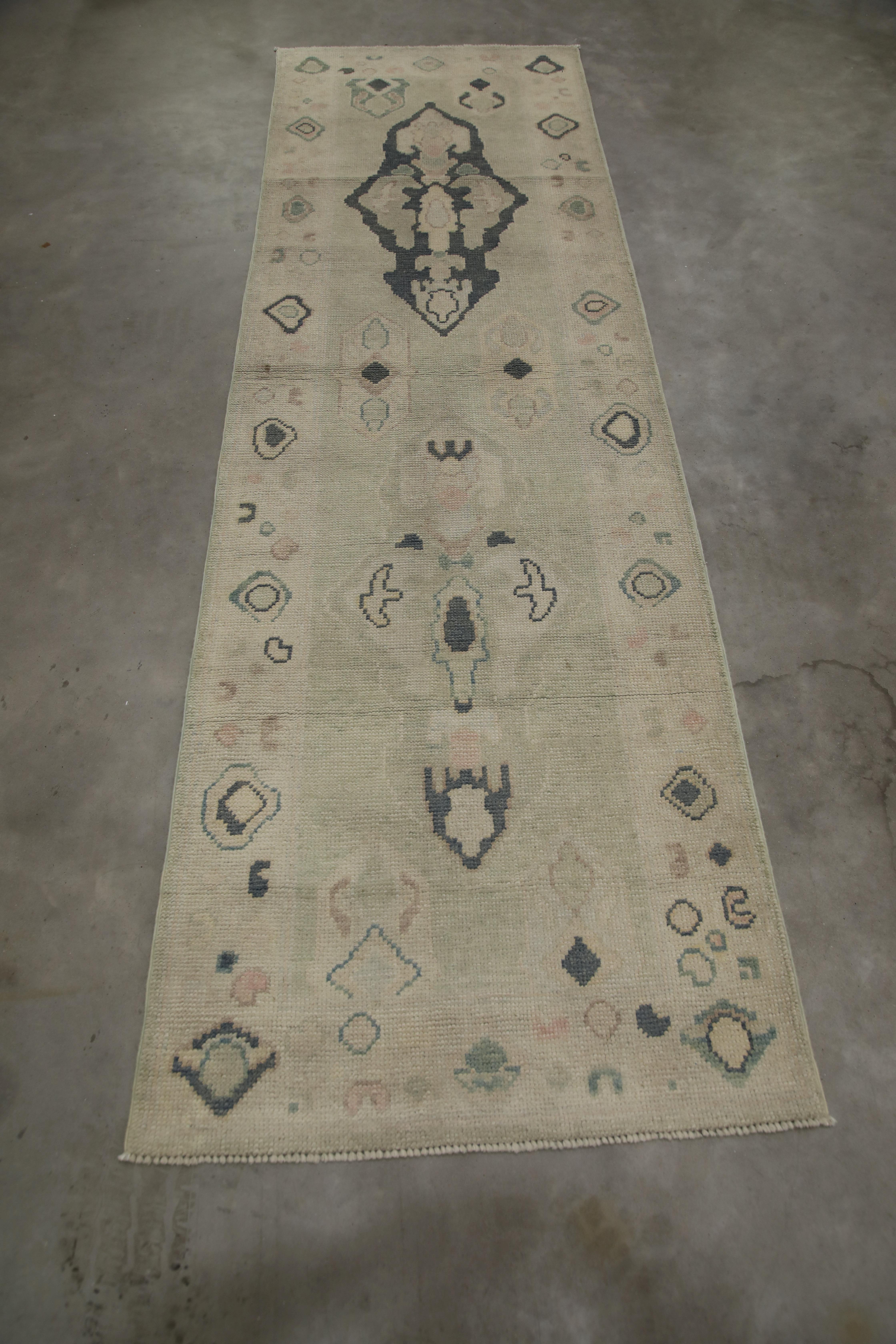 Dieser türkische Oushak-Teppich ist ein atemberaubendes Kunstwerk, das von erfahrenen Kunsthandwerkern mit traditionellen Techniken handgewebt wurde. Der Teppich weist komplizierte Muster und eine weiche Farbpalette auf, die durch die Verwendung