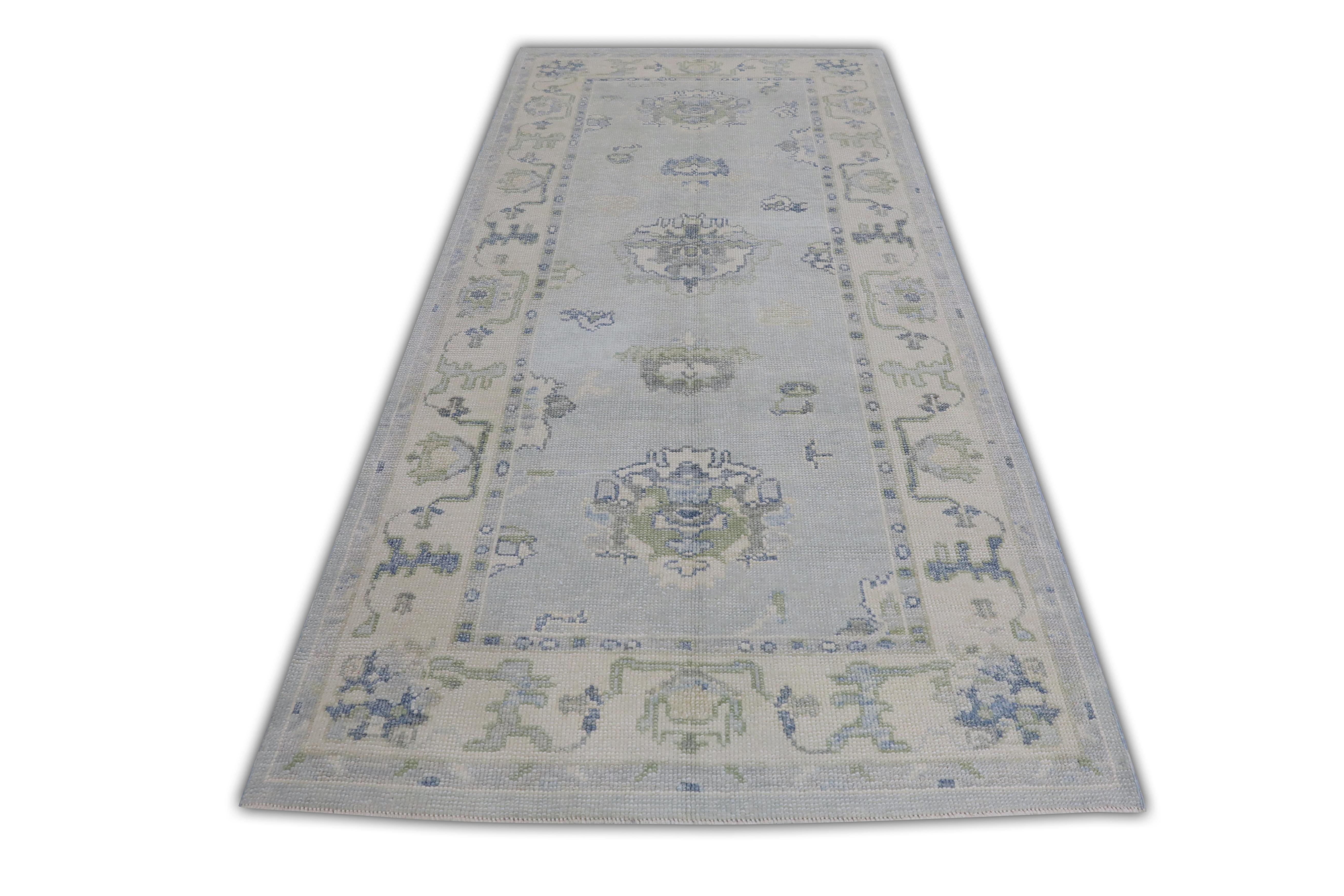 Dieser türkische Oushak-Teppich ist ein atemberaubendes Kunstwerk, das von erfahrenen Kunsthandwerkern mit traditionellen Techniken handgewebt wurde. Der Teppich weist komplizierte Muster und eine weiche Farbpalette auf, die durch die Verwendung