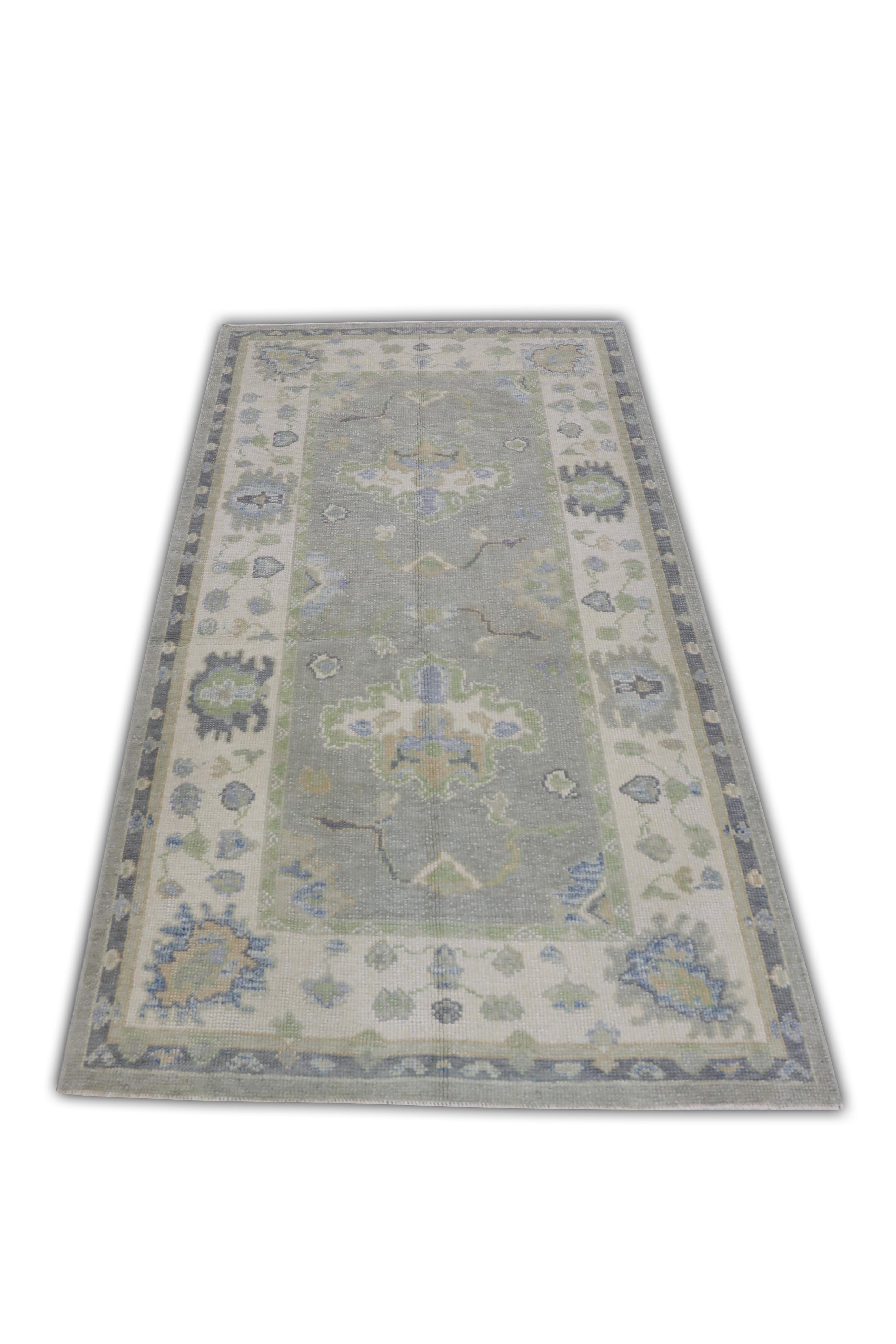 Questo tappeto turco oushak è un'opera d'arte straordinaria, tessuta a mano con tecniche tradizionali da abili artigiani. Il tappeto presenta motivi intricati e una tavolozza di colori tenui, ottenuti grazie all'uso di tinture vegetali naturali.