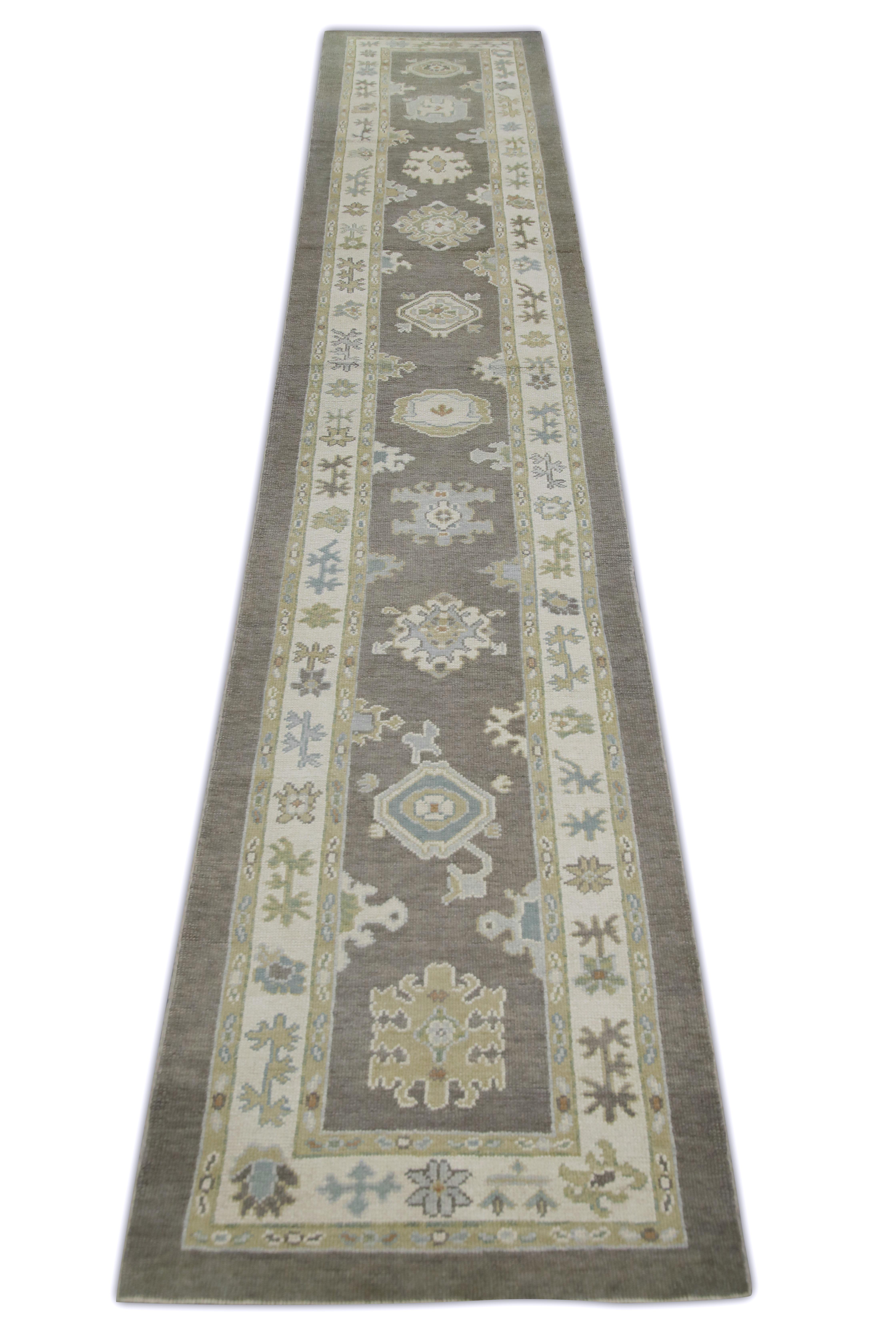 Dieser türkische Oushak-Teppich ist ein atemberaubendes Kunstwerk, das von erfahrenen Kunsthandwerkern mit traditionellen Techniken handgewebt wurde. Der Teppich weist komplizierte Muster und eine weiche Farbpalette auf, die durch die Verwendung