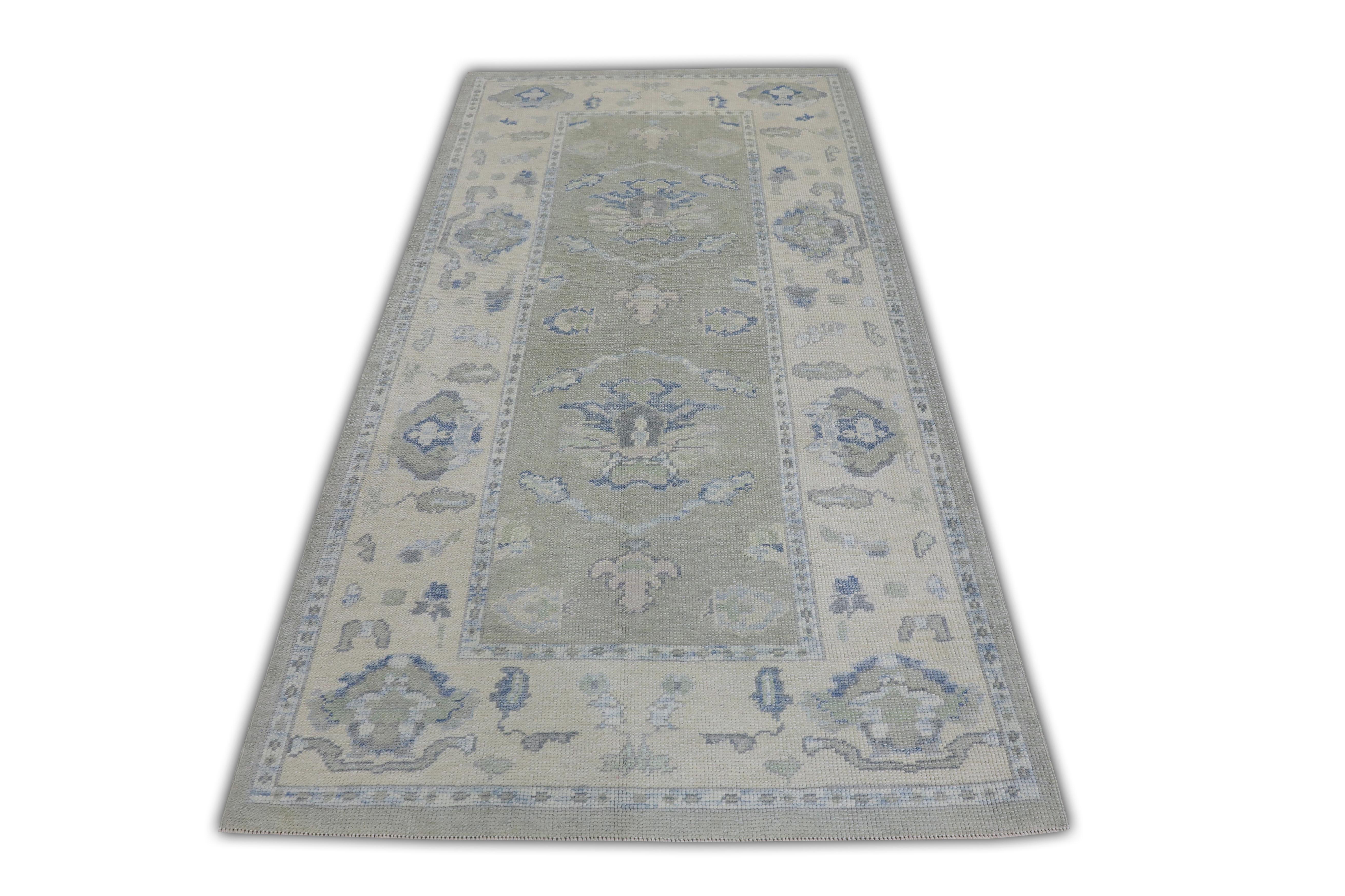 Dieser türkische Oushak-Teppich ist ein atemberaubendes Kunstwerk, das von erfahrenen Kunsthandwerkern mit traditionellen Techniken handgewebt wurde. Der Teppich weist komplizierte Muster und eine weiche Farbpalette auf, die durch die Verwendung
