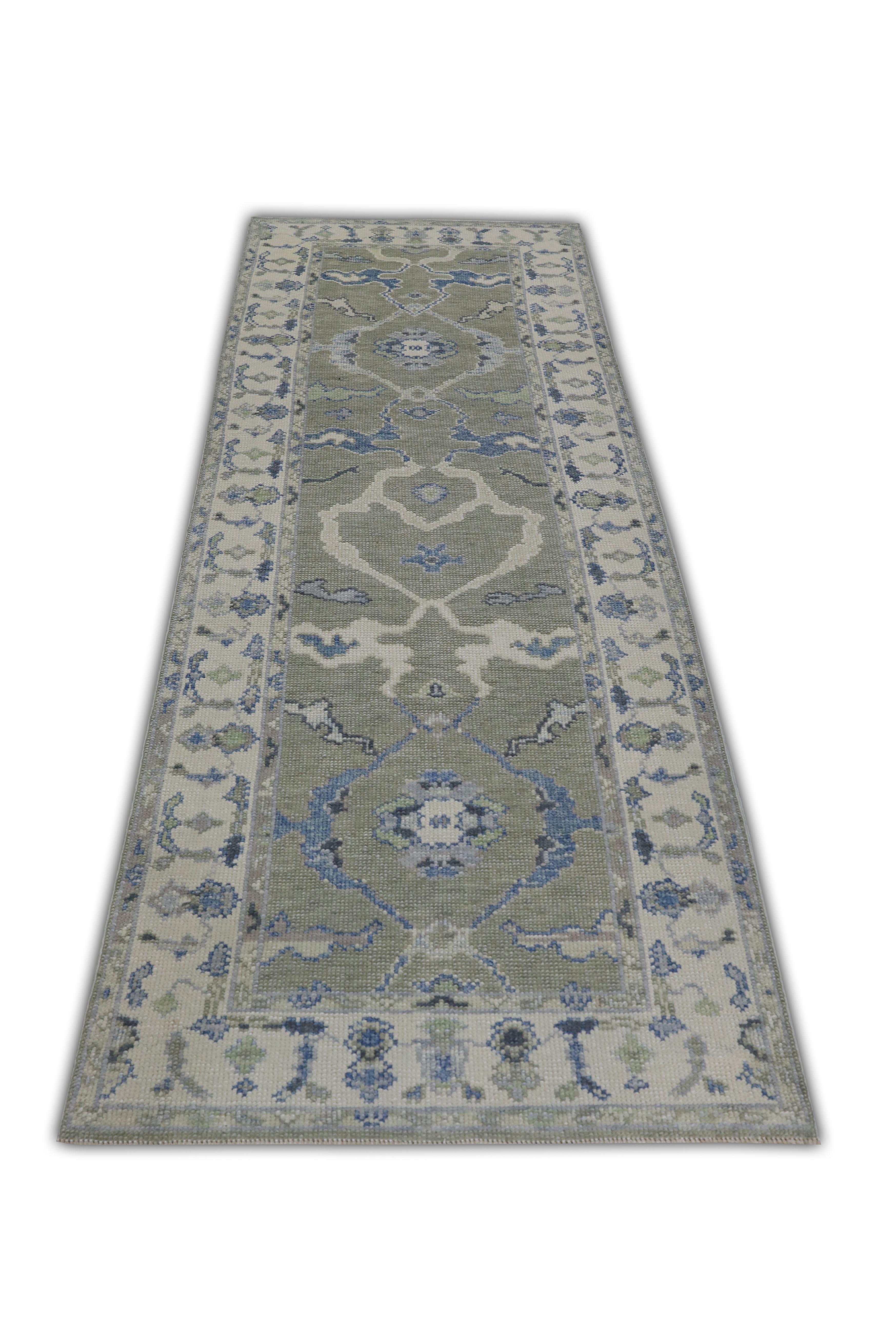 Dieser türkische Oushak-Teppich ist ein atemberaubendes Kunstwerk, das von erfahrenen Kunsthandwerkern mit traditionellen Techniken handgewebt wurde. Der Teppich weist komplizierte Muster und eine weiche Farbpalette auf, die durch die Verwendung
