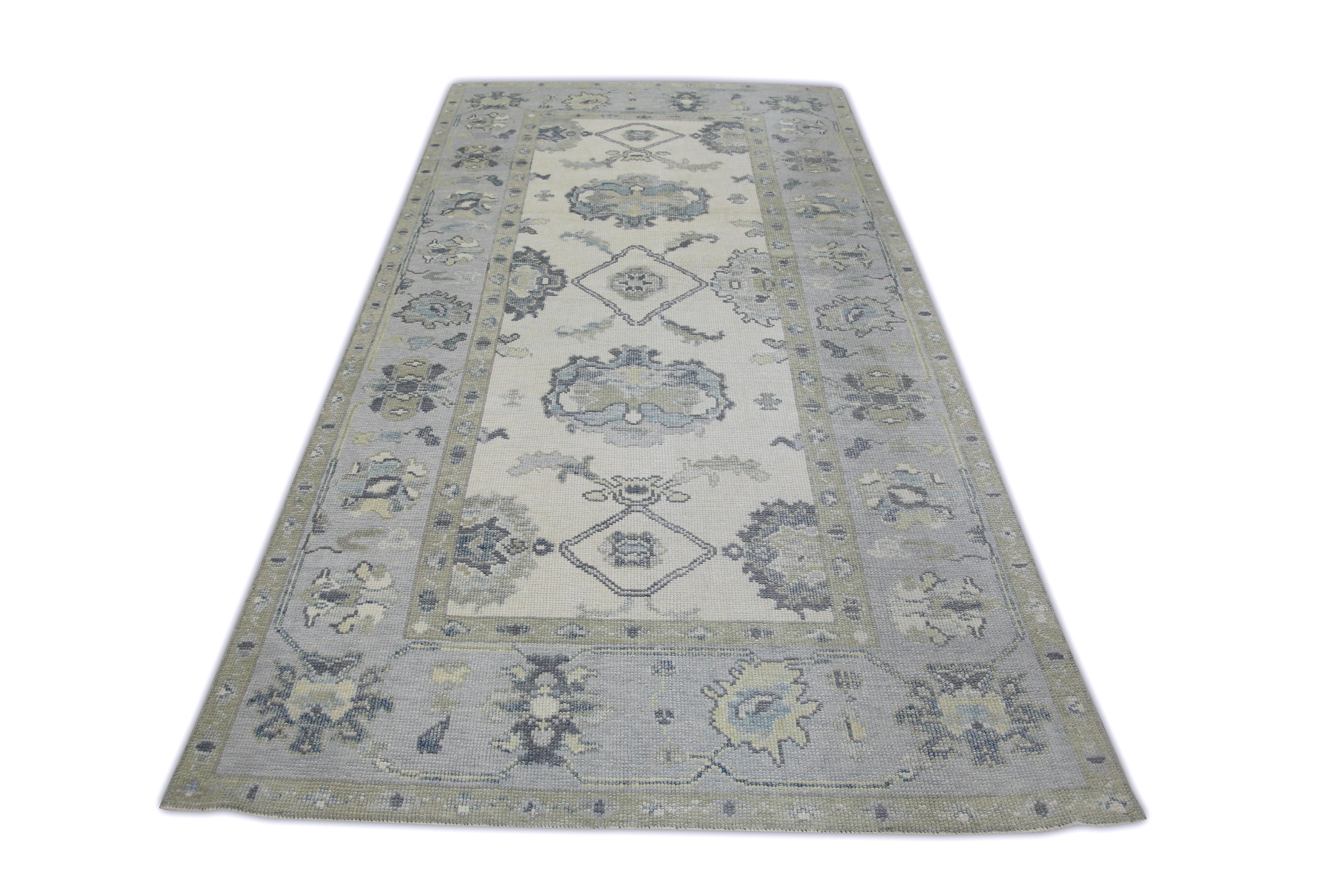 Dieser türkische Oushak-Teppich ist ein atemberaubendes Kunstwerk, das von erfahrenen Kunsthandwerkern mit traditionellen Techniken handgewebt wurde. Der Teppich weist komplizierte Muster und eine weiche Farbpalette auf, die durch die Verwendung