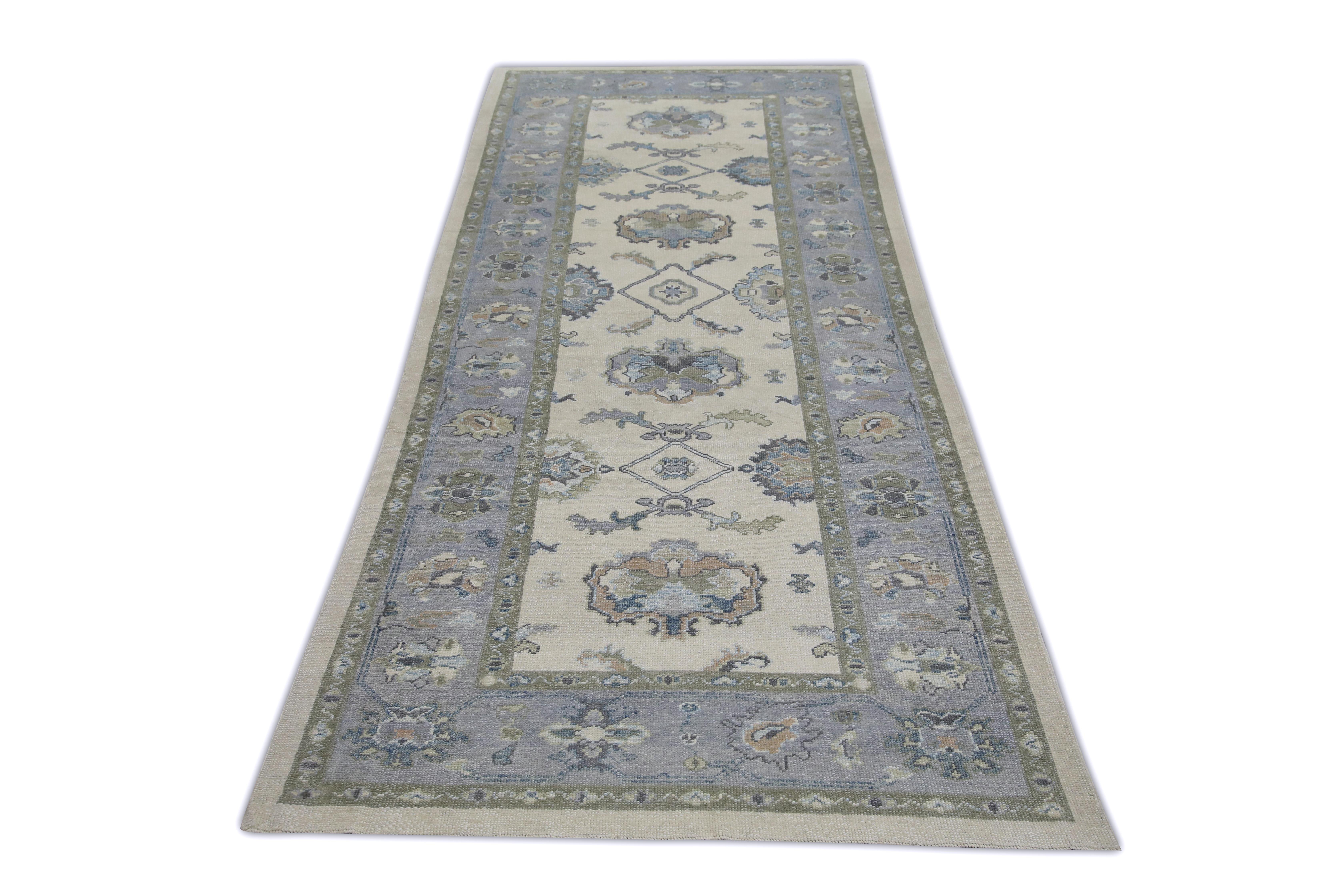 Dieser türkische Oushak-Teppich ist ein atemberaubendes Kunstwerk, das von erfahrenen Kunsthandwerkern mit traditionellen Techniken handgewebt wurde. Der Teppich weist komplizierte Muster und eine weiche Farbpalette auf, die durch die Verwendung