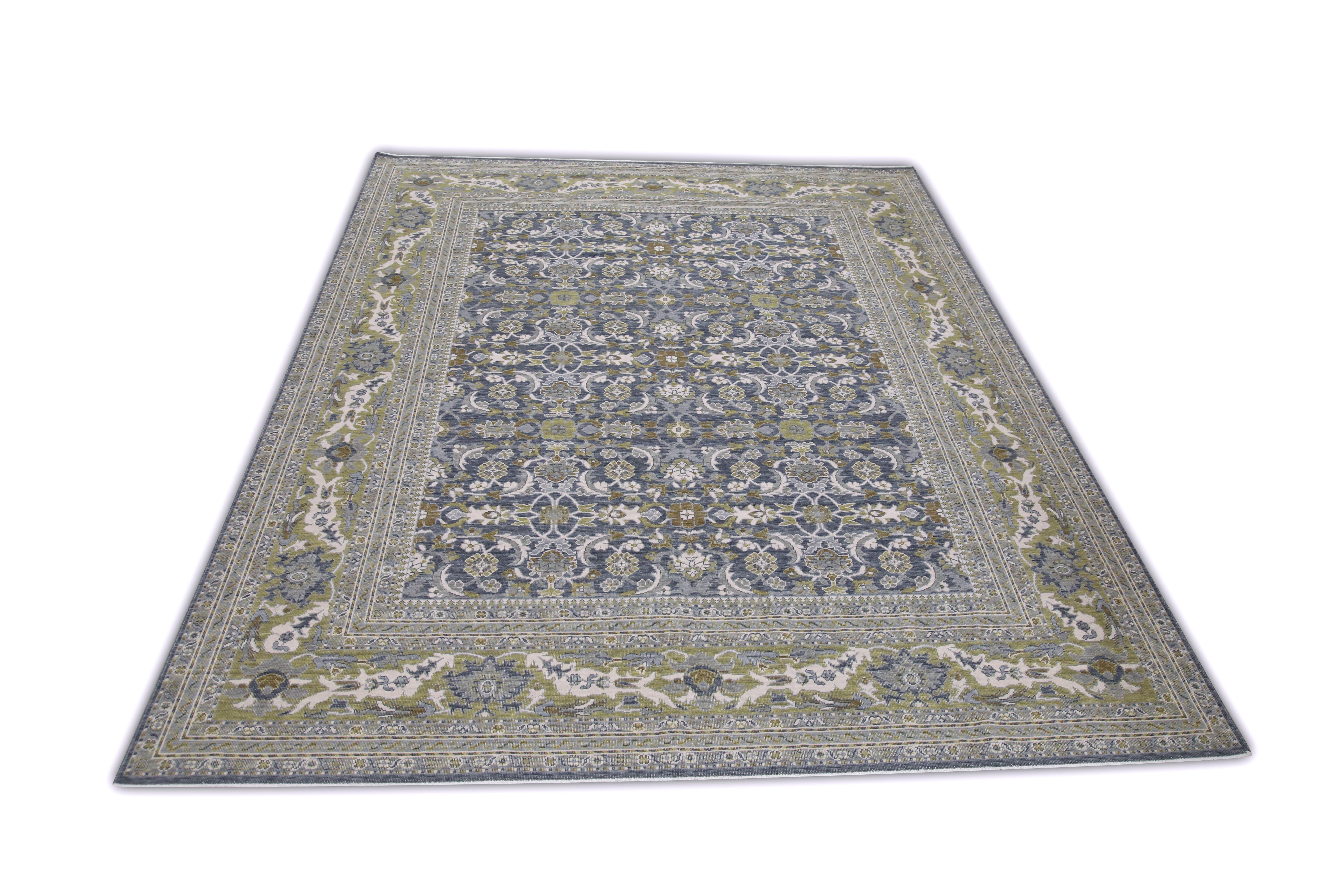 Dieser türkische Oushak-Teppich ist ein atemberaubendes Kunstwerk, das von erfahrenen Kunsthandwerkern mit traditionellen Techniken handgewebt wurde. Der Teppich weist komplizierte Muster und eine weiche Farbpalette auf, die durch die Verwendung