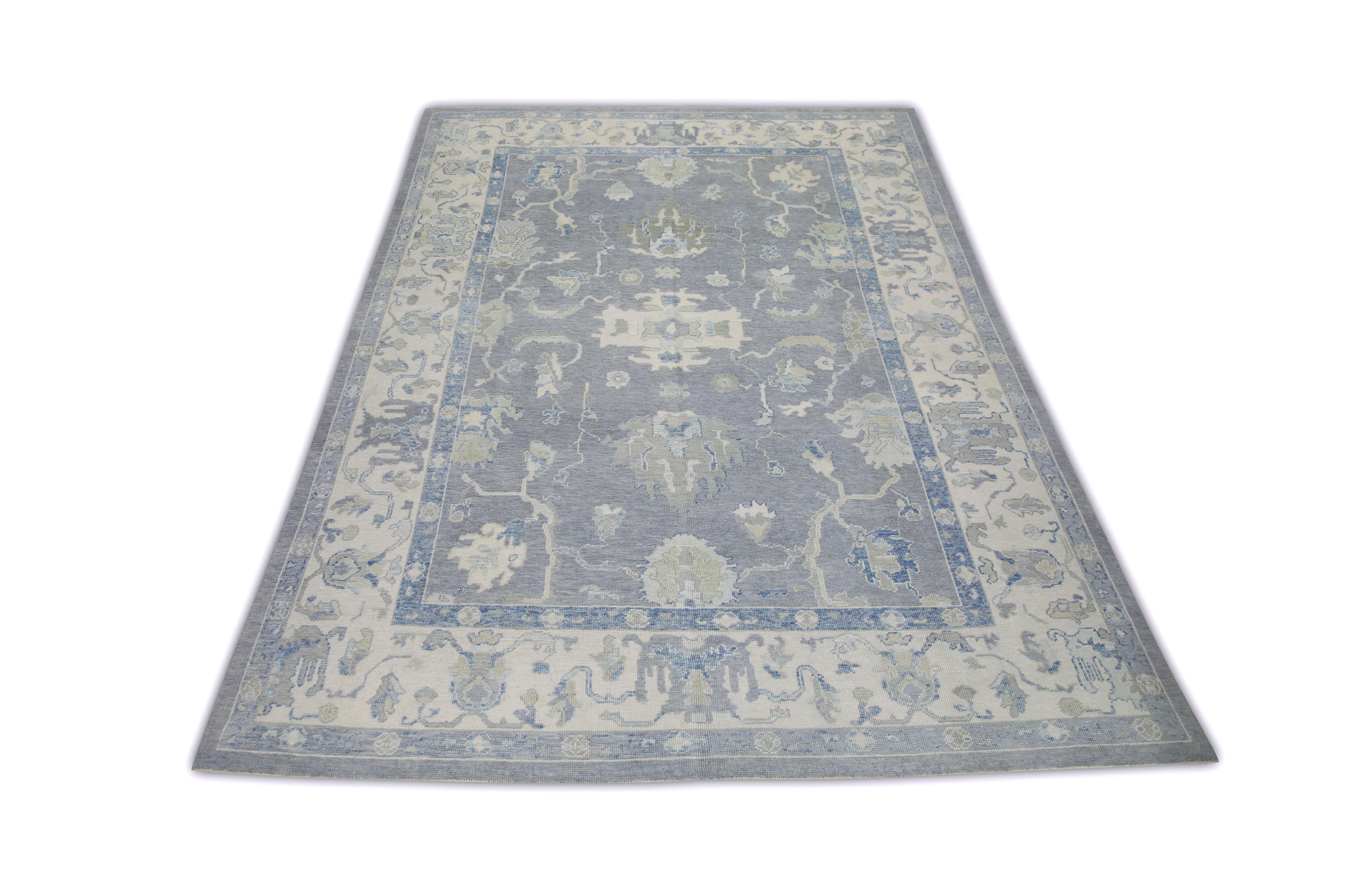 Dieser türkische Oushak-Teppich ist ein atemberaubendes Kunstwerk, das von erfahrenen Kunsthandwerkern mit traditionellen Techniken handgewebt wurde. Der Teppich weist komplizierte Muster und eine weiche Farbpalette auf, die durch die Verwendung