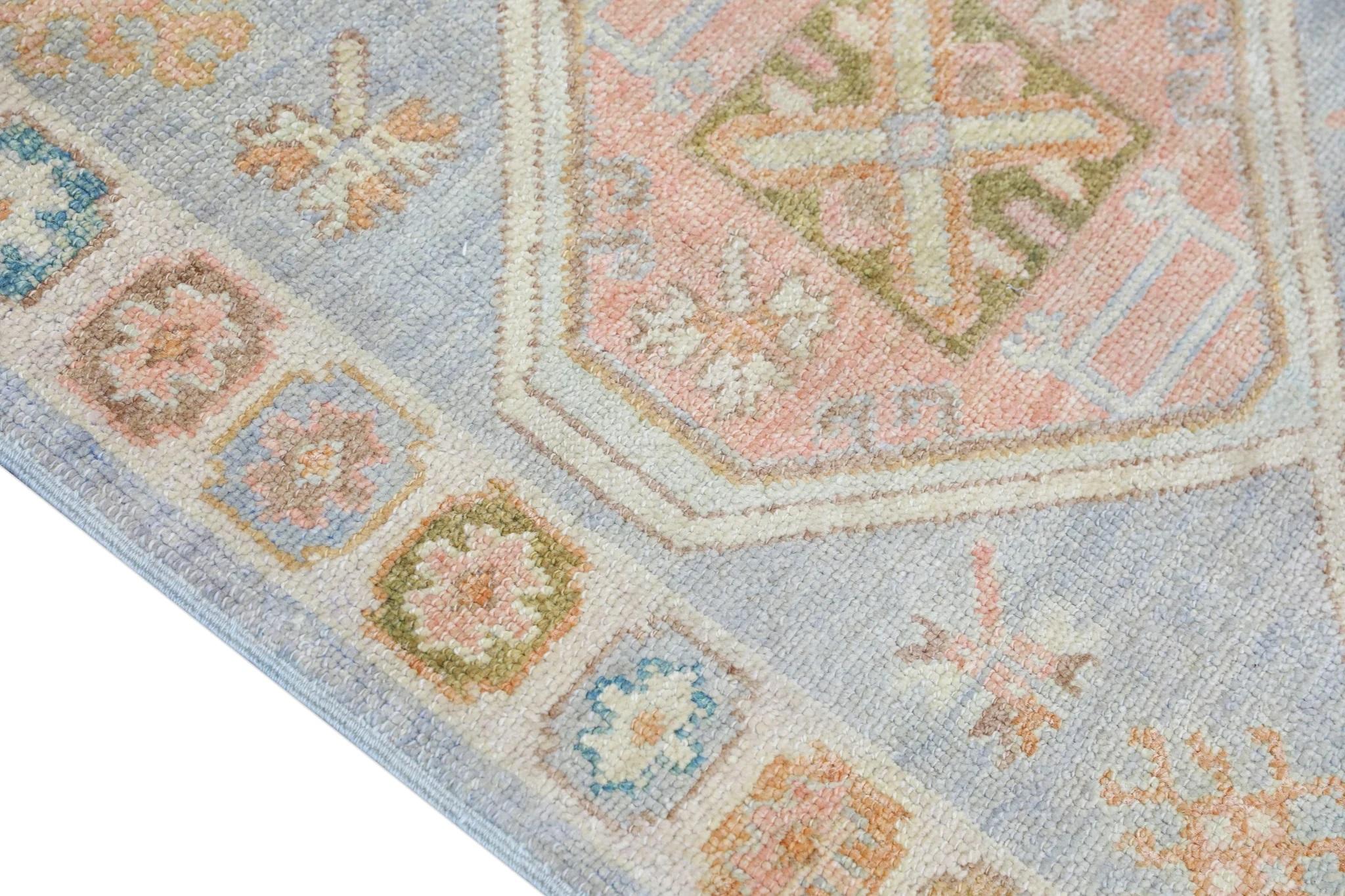 Handgewebter türkischer Oushak-Teppich aus Wolle mit blauem Medaillon-Design 3'3