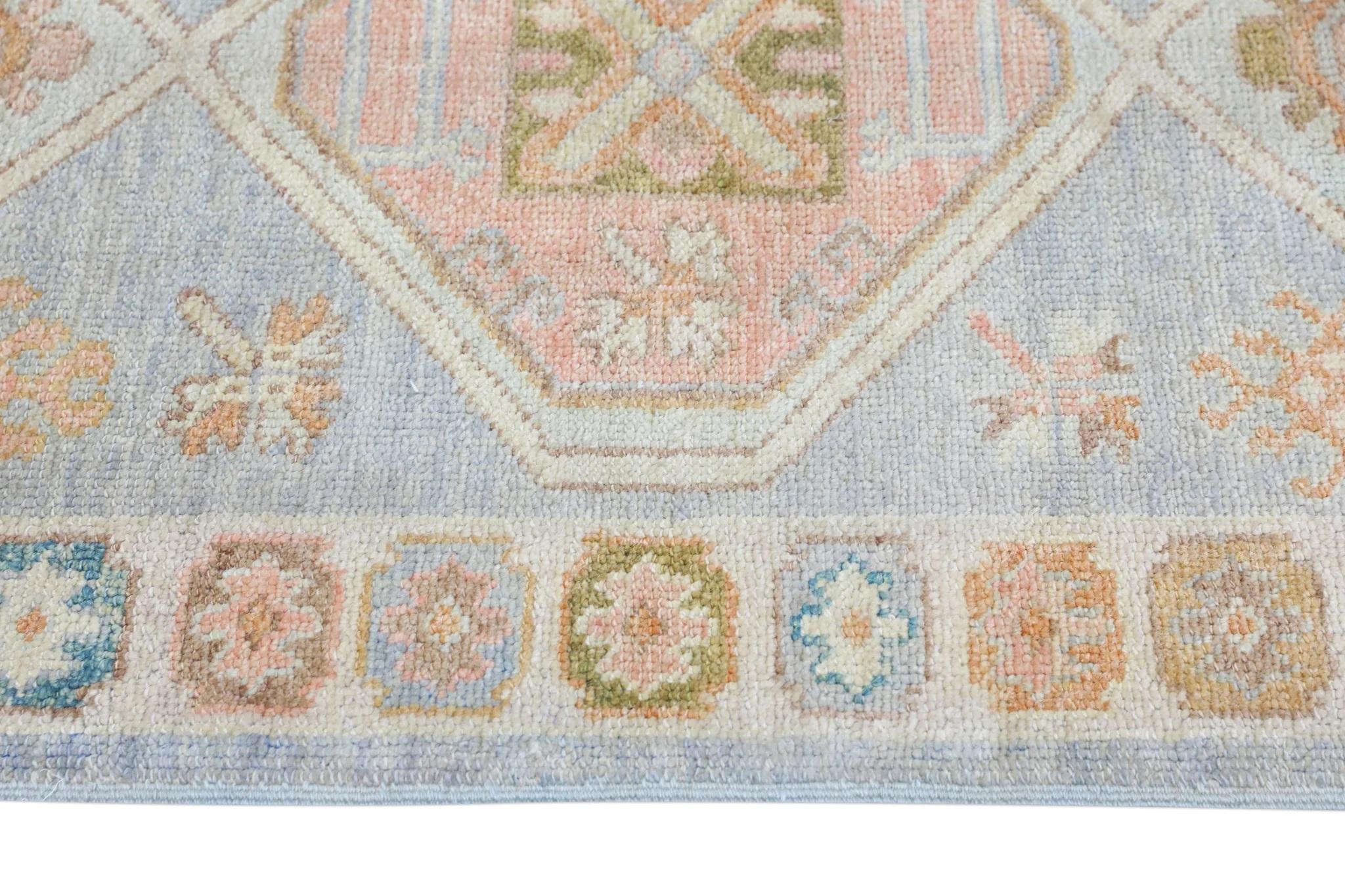 Handgewebter türkischer Oushak-Teppich aus Wolle mit blauem Medaillon-Design 3'3