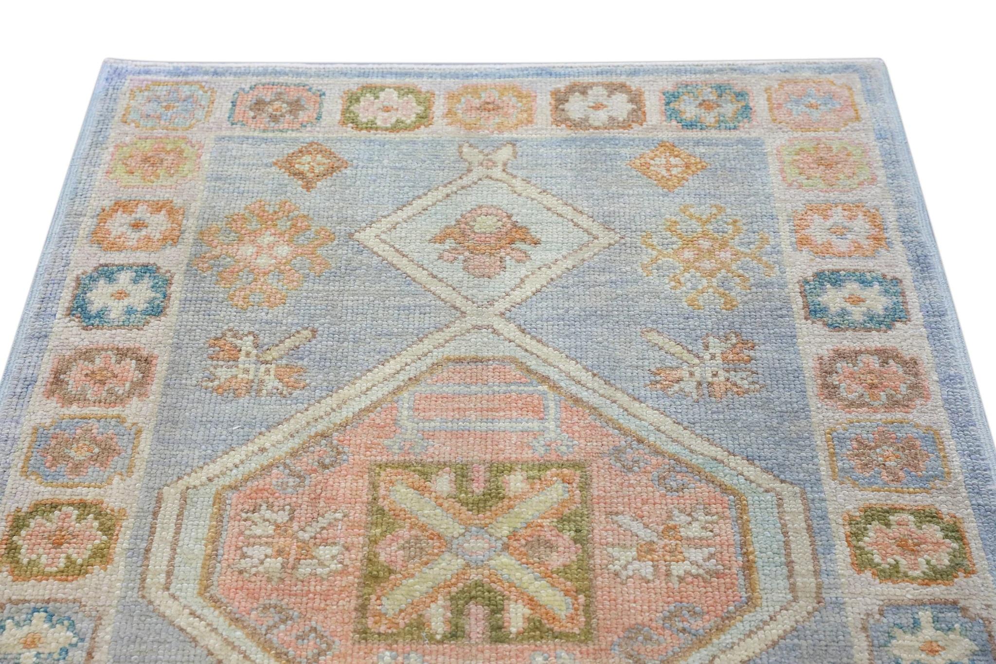 Handgewebter türkischer Oushak-Teppich aus Wolle mit blauem Medaillon-Design 3'3