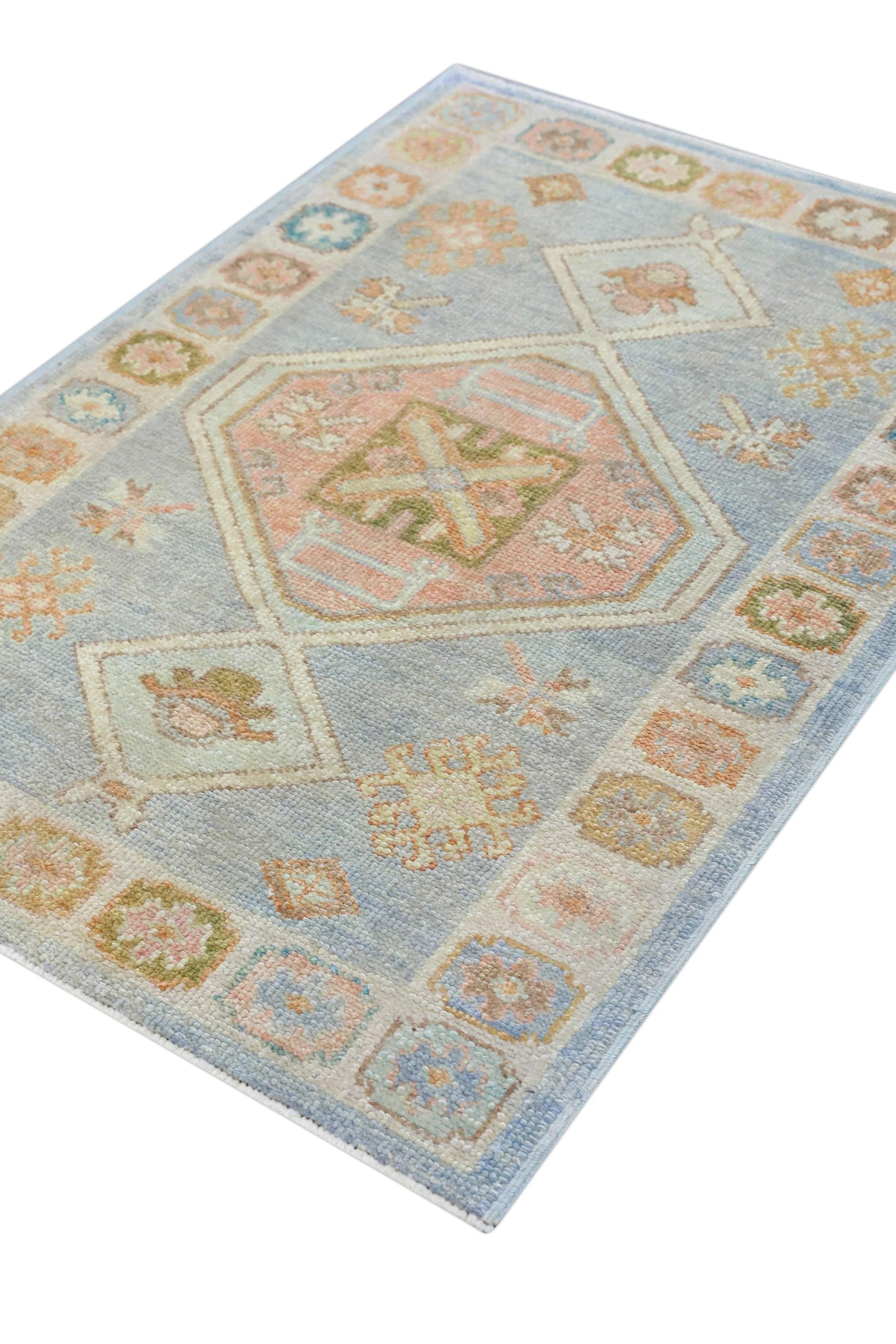 Handgewebter türkischer Oushak-Teppich aus Wolle mit blauem Medaillon-Design 3'3