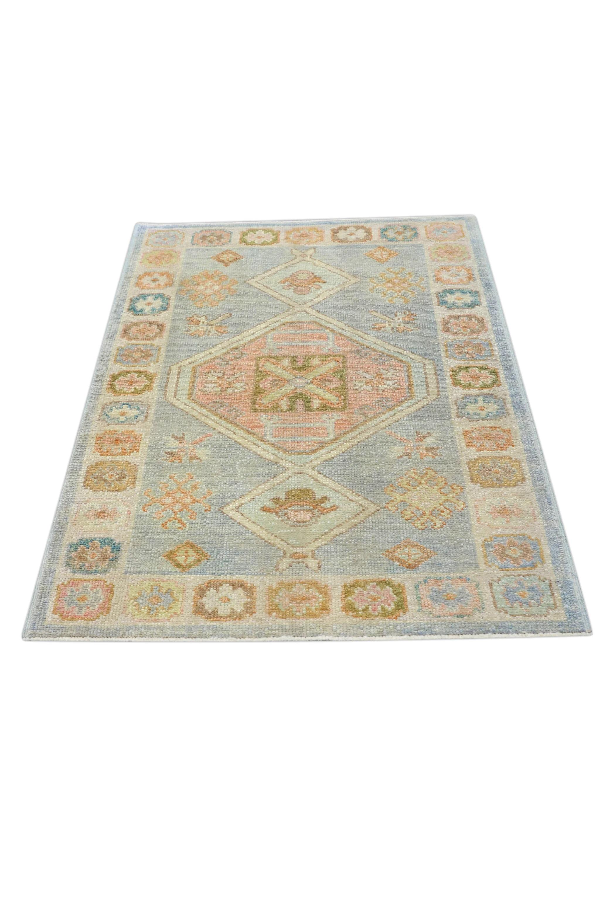Handgewebter türkischer Oushak-Teppich aus Wolle mit blauem Medaillon-Design 3'3