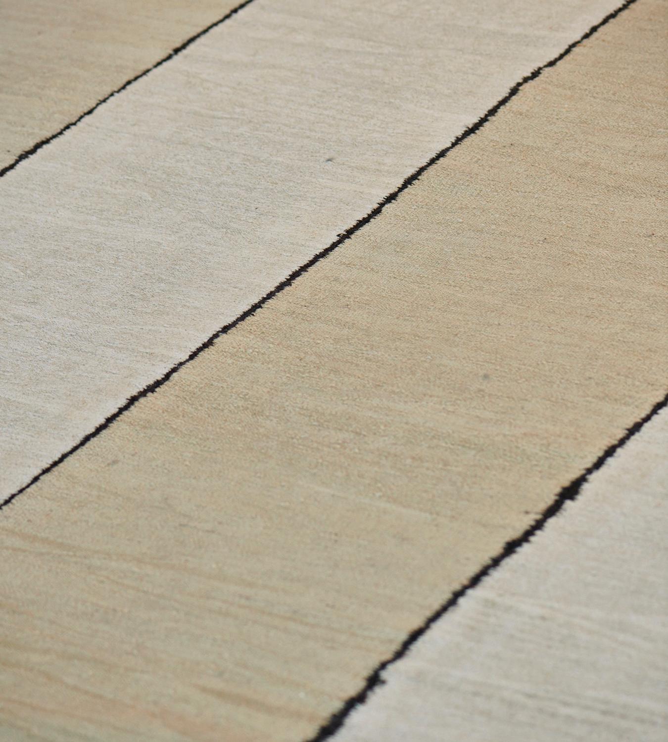 Laine Tapis contemporain en laine tissée à la main à rayures verticales en vente