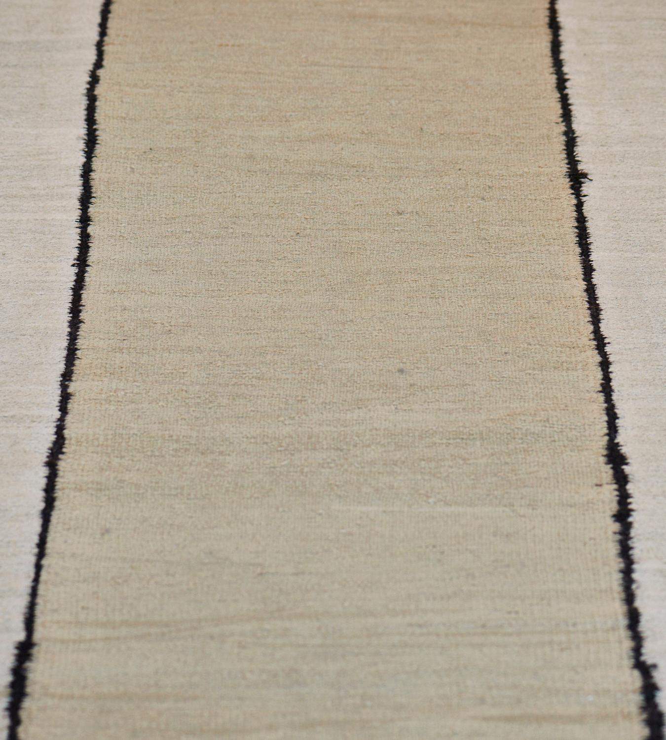 Tapis contemporain en laine tissée à la main à rayures verticales en vente 1