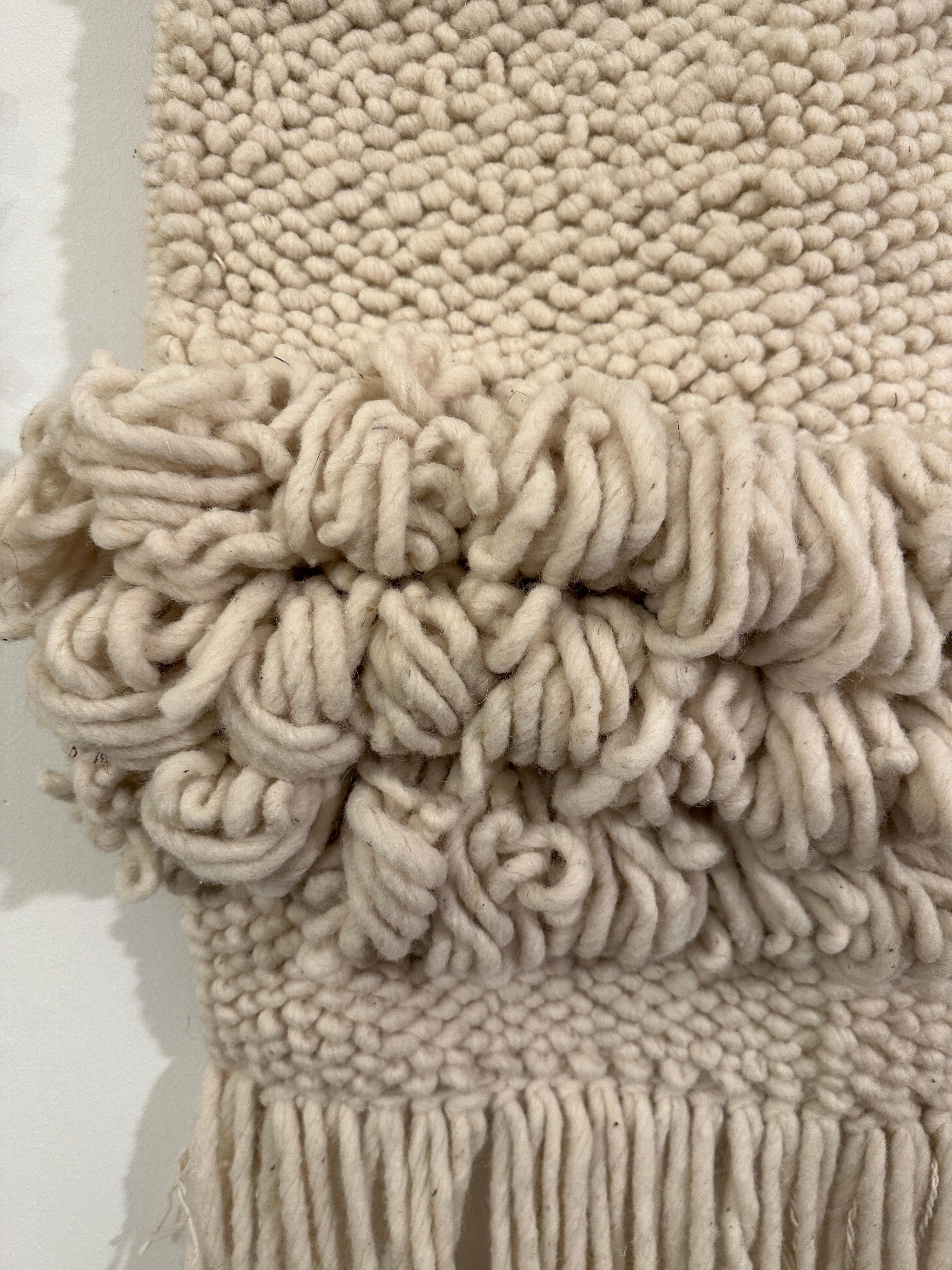 Handgewebter Wandteppich aus Wolle im Zustand „Gut“ im Angebot in East Hampton, NY