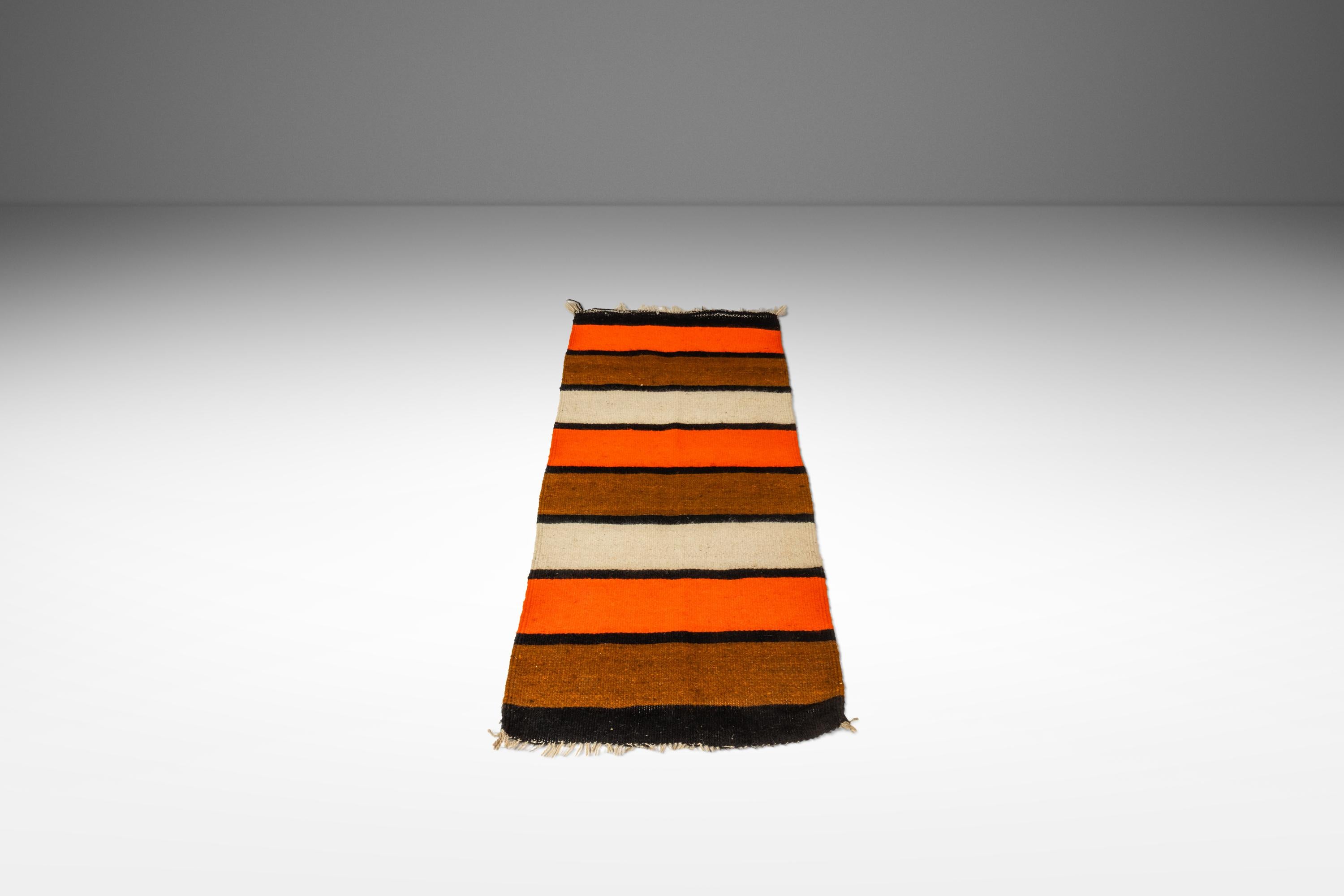 Handgewebte Satteldecke aus Wolle Wandteppich oder Küchen-/Badematte, USA, um 1950 (amerikanisch) im Angebot