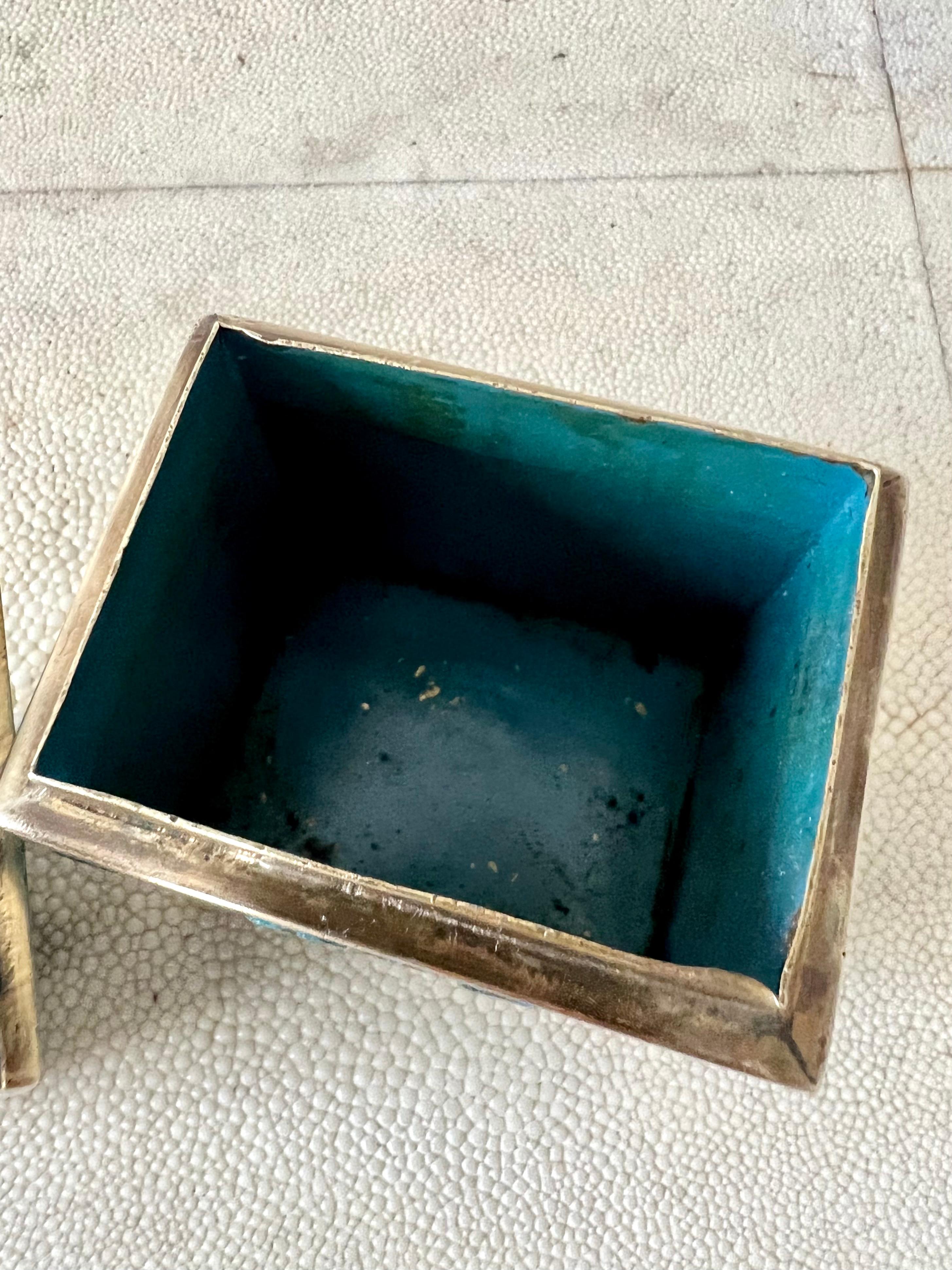 Boîte à couvercle en laiton et tesselles de verre mosaïque de couleur turquoise/bleue, fabriquée à la main au Mexique par le célèbre artiste mexicain Salvador Teran, vers les années 1950. Le couvercle et les côtés sont ornés de symboles en laiton