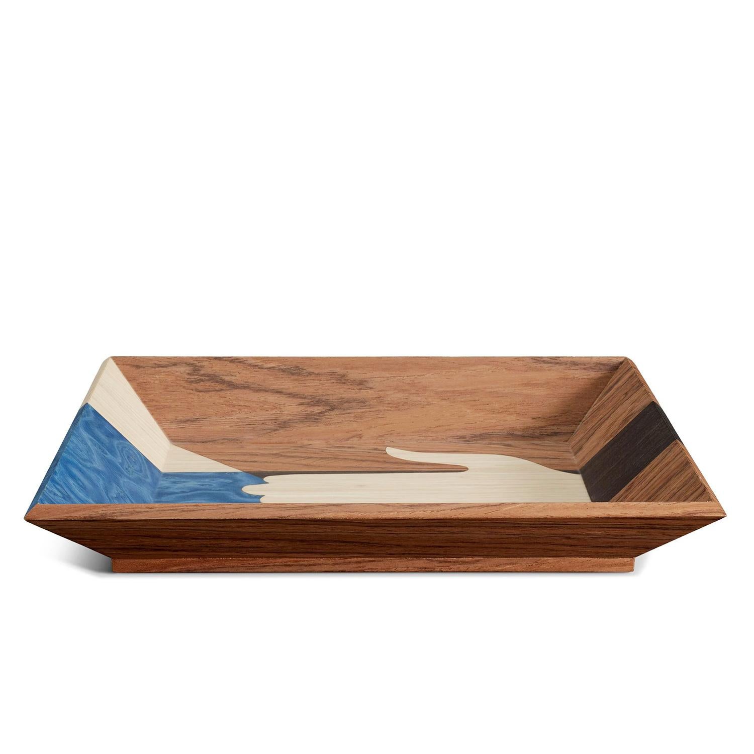 Assiette Handy Wood réunissant des bois incrustés 
et de placage, il permet une vision fluide du symbole de la main. 
Des techniques de marqueterie expertes sont appliquées à cette 
de bois en blanc, marron et bleu pour une 
plat carré.