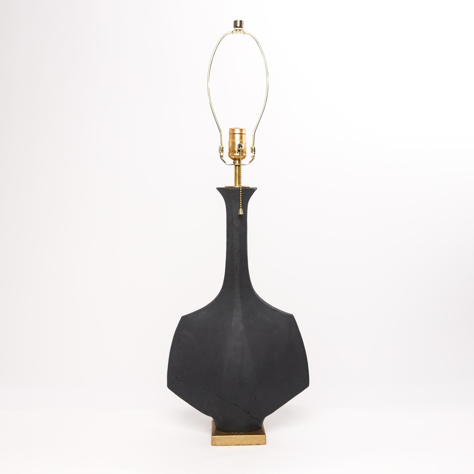 La lampada scultura Hane è un pezzo forte che unisce il design modernista all'eleganza ispirata alla natura. 

Realizzata a mano in gres nero a Los Angeles, questa lampada trae ispirazione dalle ali delle farfalle nere a coda di rondine. Ogni