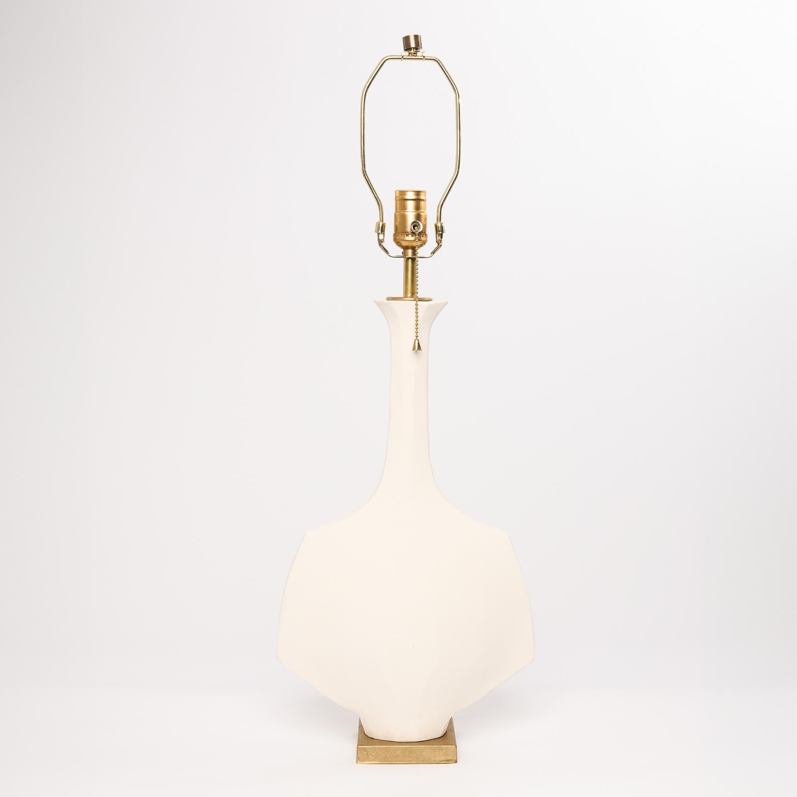 La lampada scultura Hane è un pezzo forte che unisce il design modernista all'eleganza ispirata alla natura. 

Realizzata a mano in gres bianco a Los Angeles, questa lampada trae ispirazione dalle ali delle farfalle nere a coda di rondine. Ogni