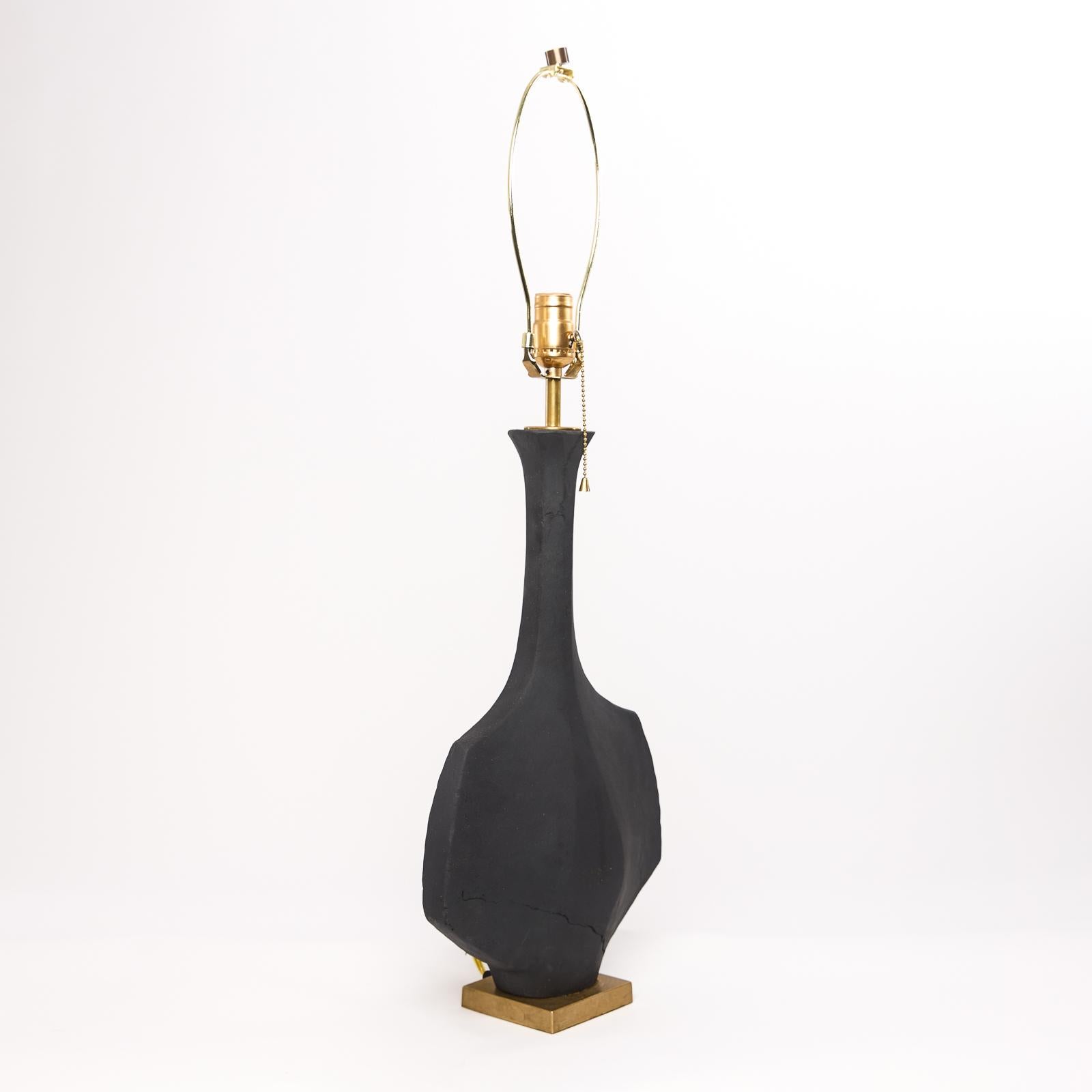 Organico moderno Lampada scultura in ceramica artigianale di piccole dimensioni in gres nero - Tenda in vendita