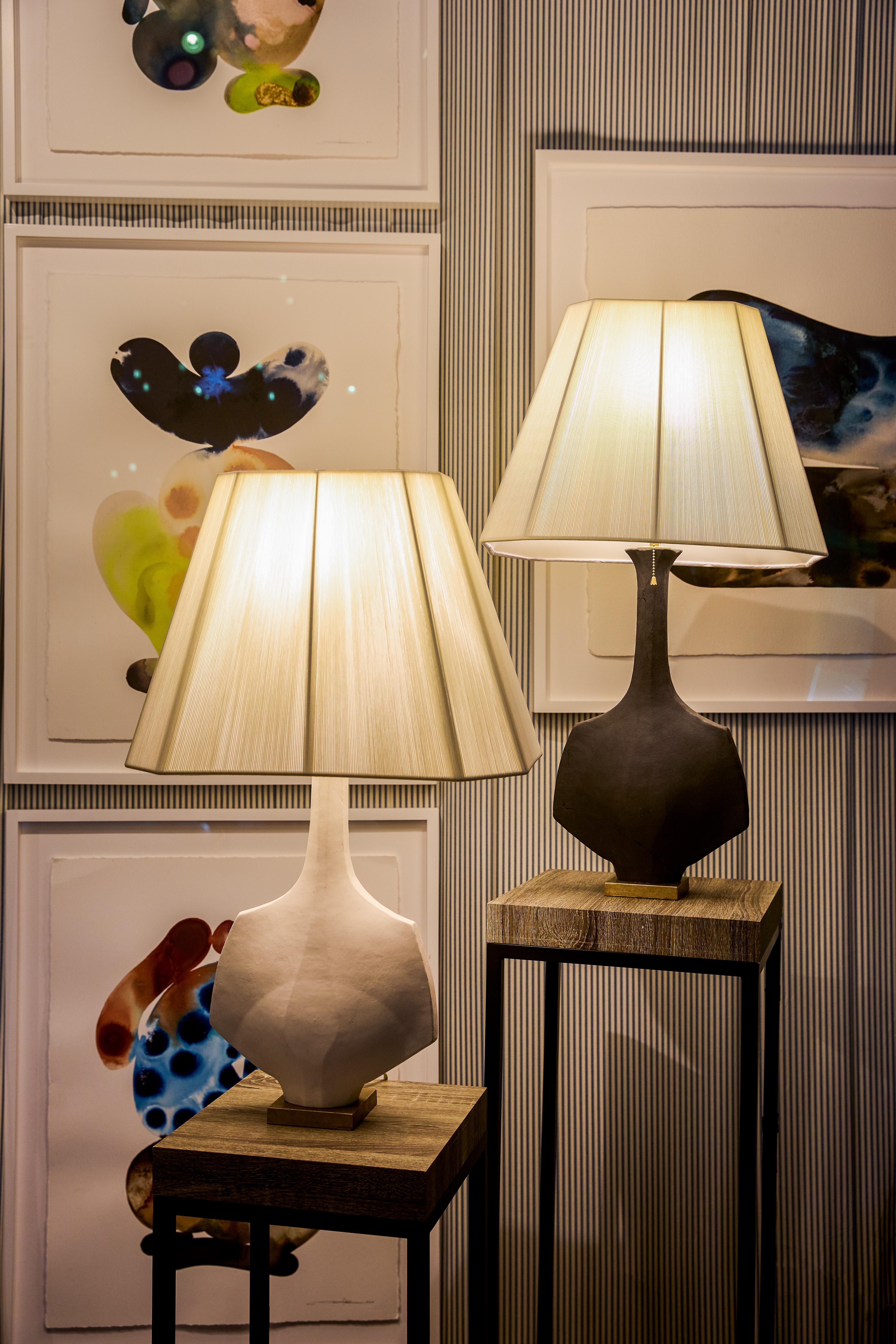 Americano Lampada scultura in ceramica artigianale di piccole dimensioni in gres nero - Tenda in vendita