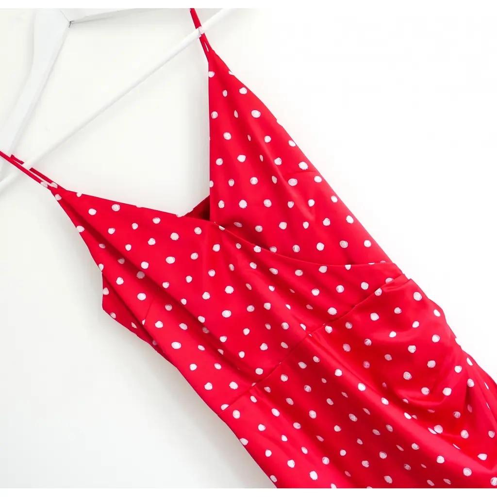 Abito Haney Olivia super sexy e civettuolo - acquistato per 850 dollari e nuovo con etichetta. Realizzato in morbidissimo e liscio raso di poliestere con stampa a pois rossi e avorio. Ha un design drappeggiato super fluido con scollo incrociato e