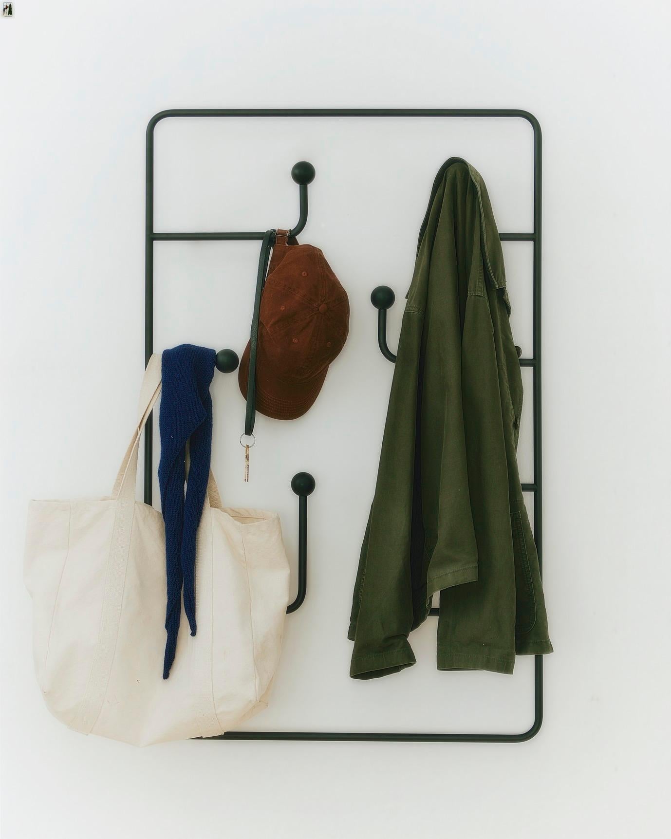 XXI secolo e contemporaneo Hang Around Large di Derel Mcleod & Joy Charbonneau, 2023 in vendita