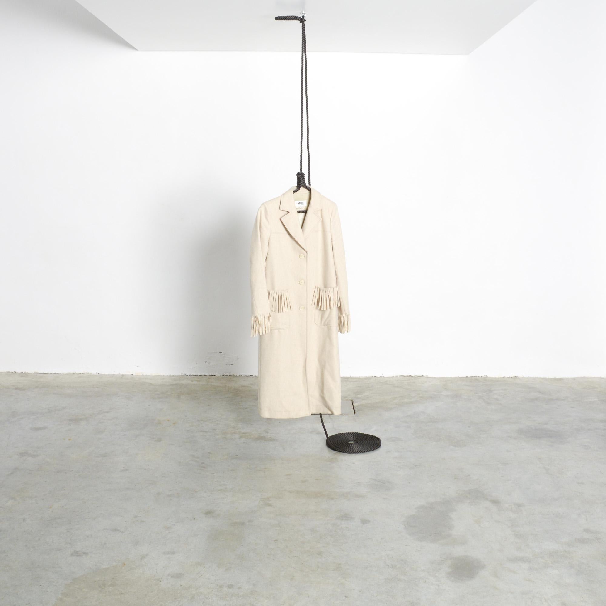 Der Hanger.01 hat ein Design, das kaum einer Erklärung bedarf. Ein Kleiderbügel mit einer deutlichen Anspielung auf eine Schlinge, hergestellt aus Flachs, verstärkt mit einem Stahlkern und erhältlich mit einem Flaschenzug.
Dies ist ein gemeinsamer