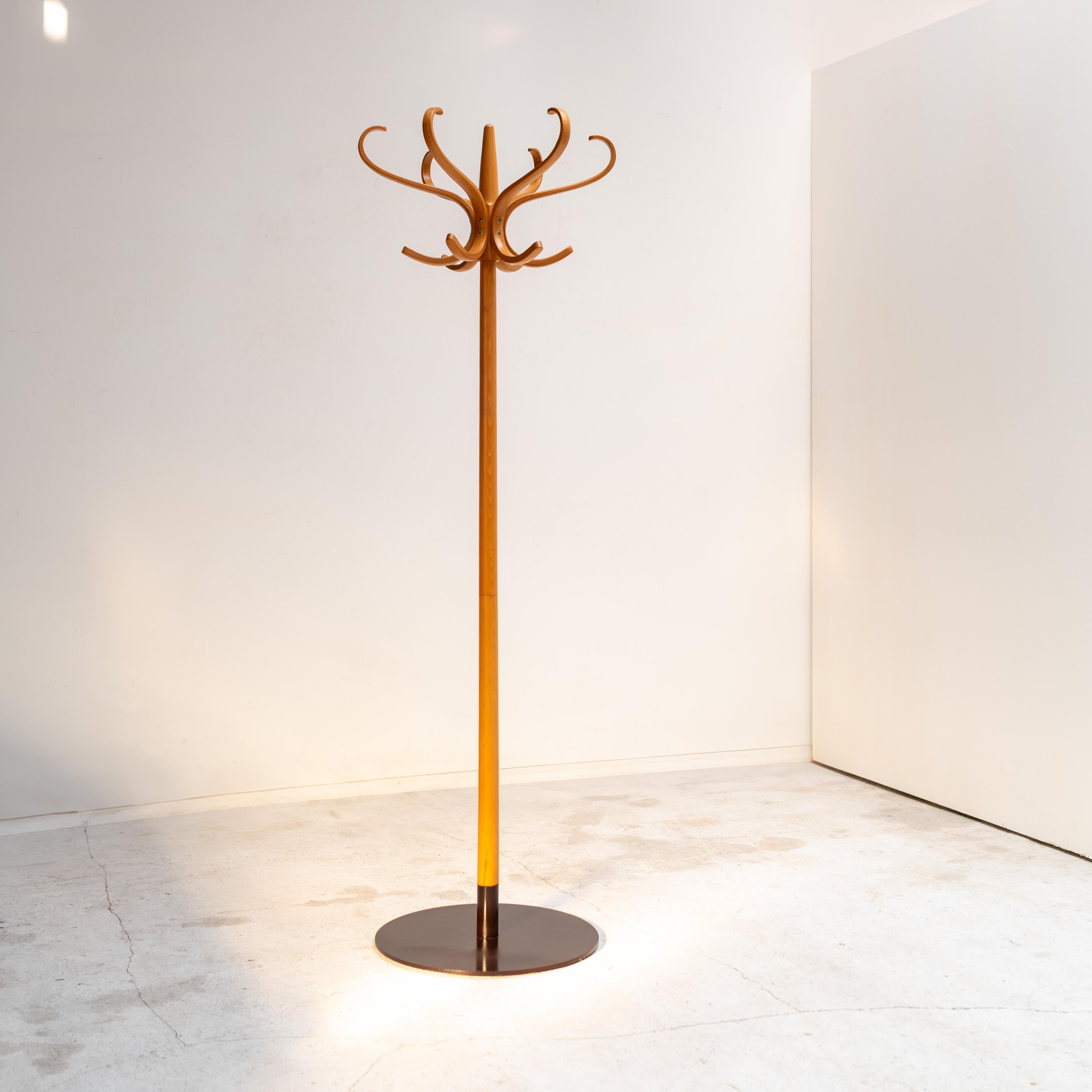 Precioso perchero y sombrerero vintage de madera diseñado por Isamu Kenmochi, uno de los principales diseñadores modernistas de Japón. Esta pieza ejemplifica su enfoque característico de mezclar la funcionalidad modernista con las técnicas
