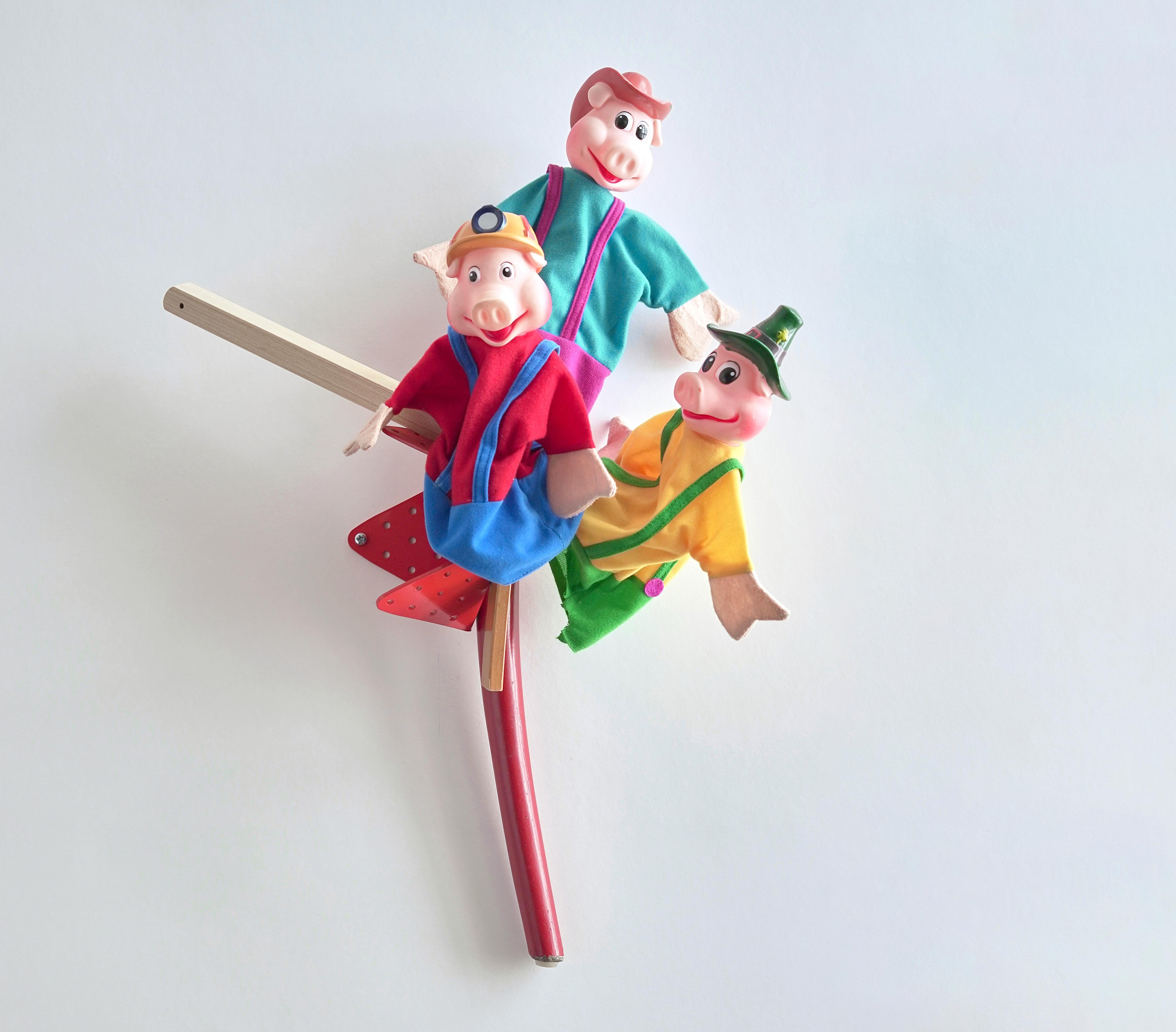 Appendiabiti artistico unico con legno e pupazzi riciclati da Curro Claret....
Con la motivazione principale di incoraggiare le persone a creare i propri oggetti, è nato 