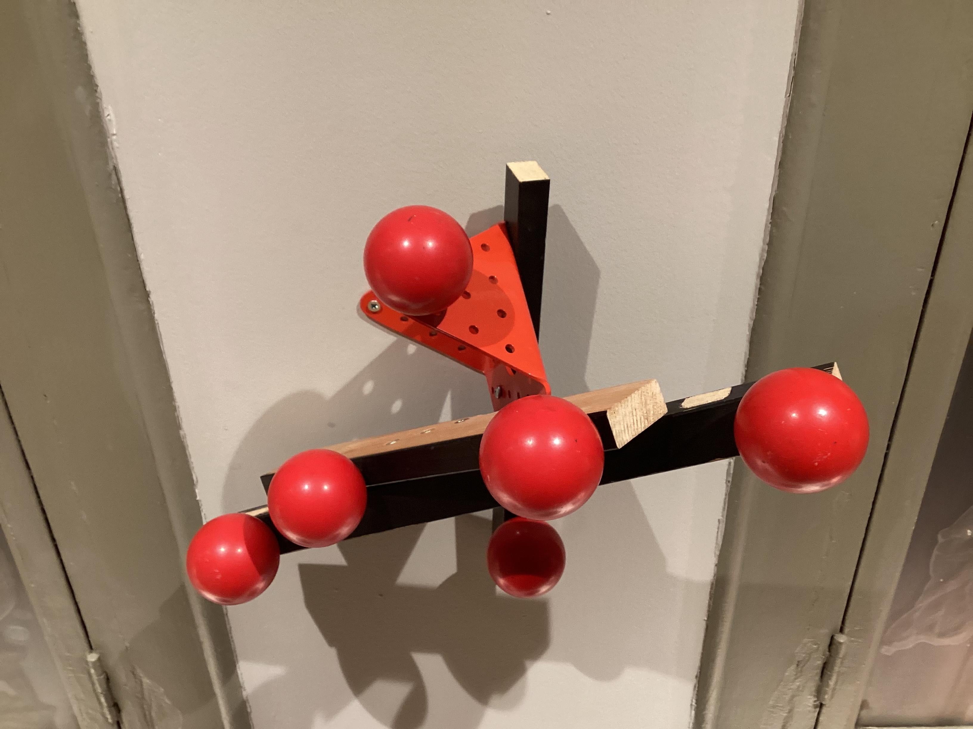 Espagnol Hanger n°10, bois artistique unique recyclé par Curro Claret en vente