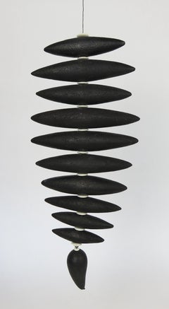 Sculpture suspendue en forme d'épine dorsale noire:: en céramique et en corne:: réalisée à la main par H. Starcevic