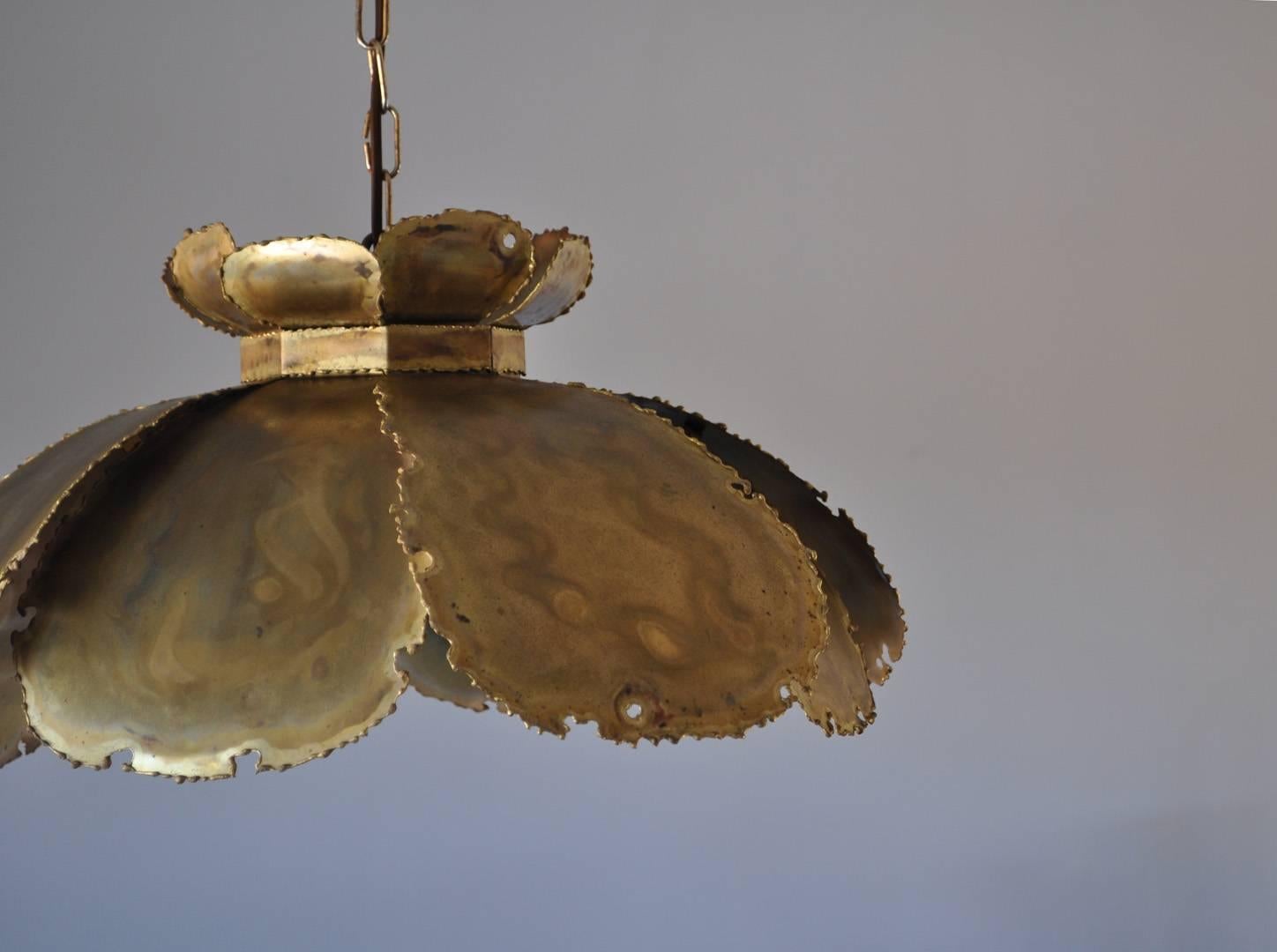 Pendant ceiling light composed of large acid treated leaves by Svend Aage Holm Sørensen, the 1960s in Denmark.
The lamp is made of torch cut brass and the shades gives an amazing light effect.
Light source: E27 Edison screw fitting.
 