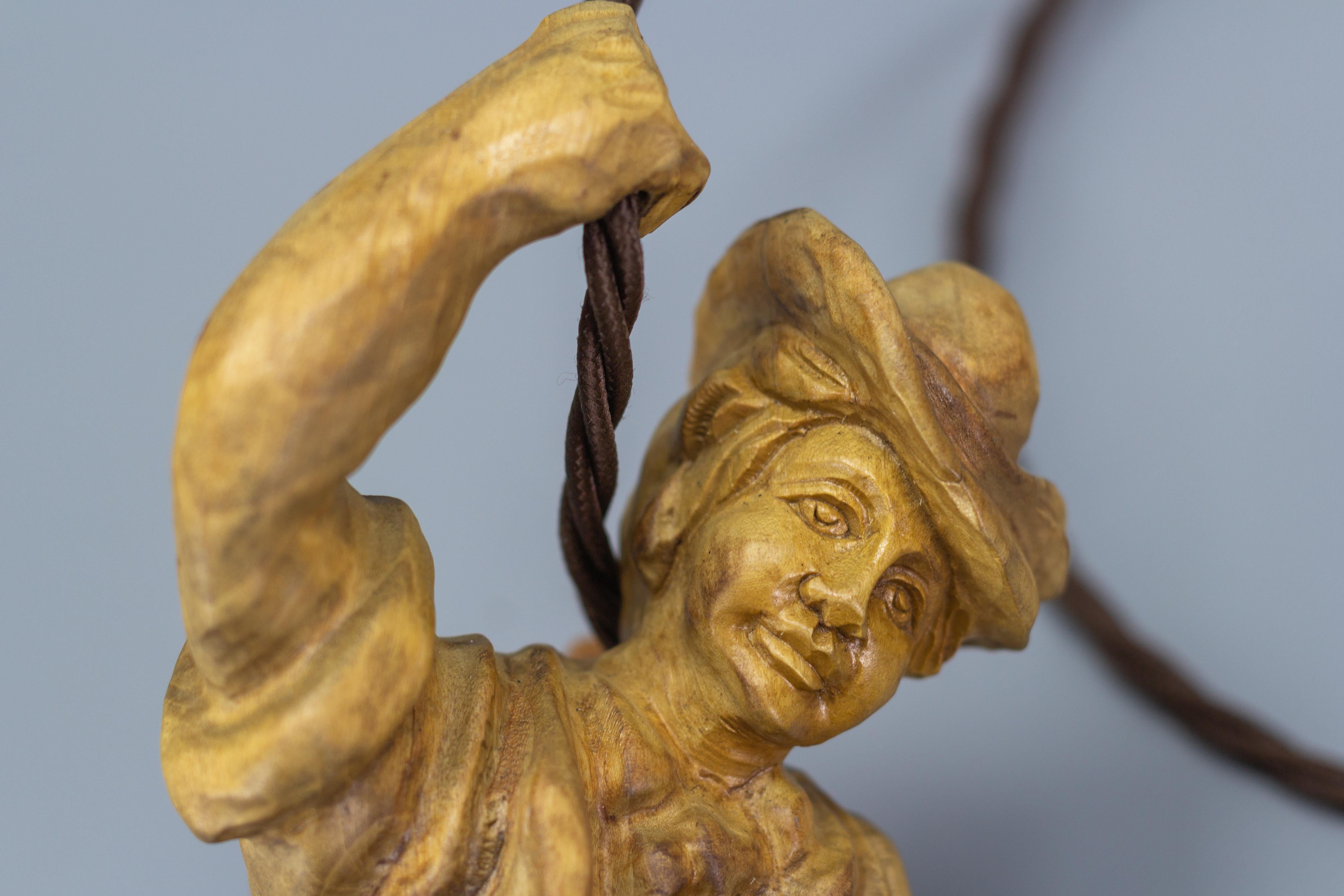 Apparecchio a sospensione con figura in legno di uno scalatore di montagne in vendita 4