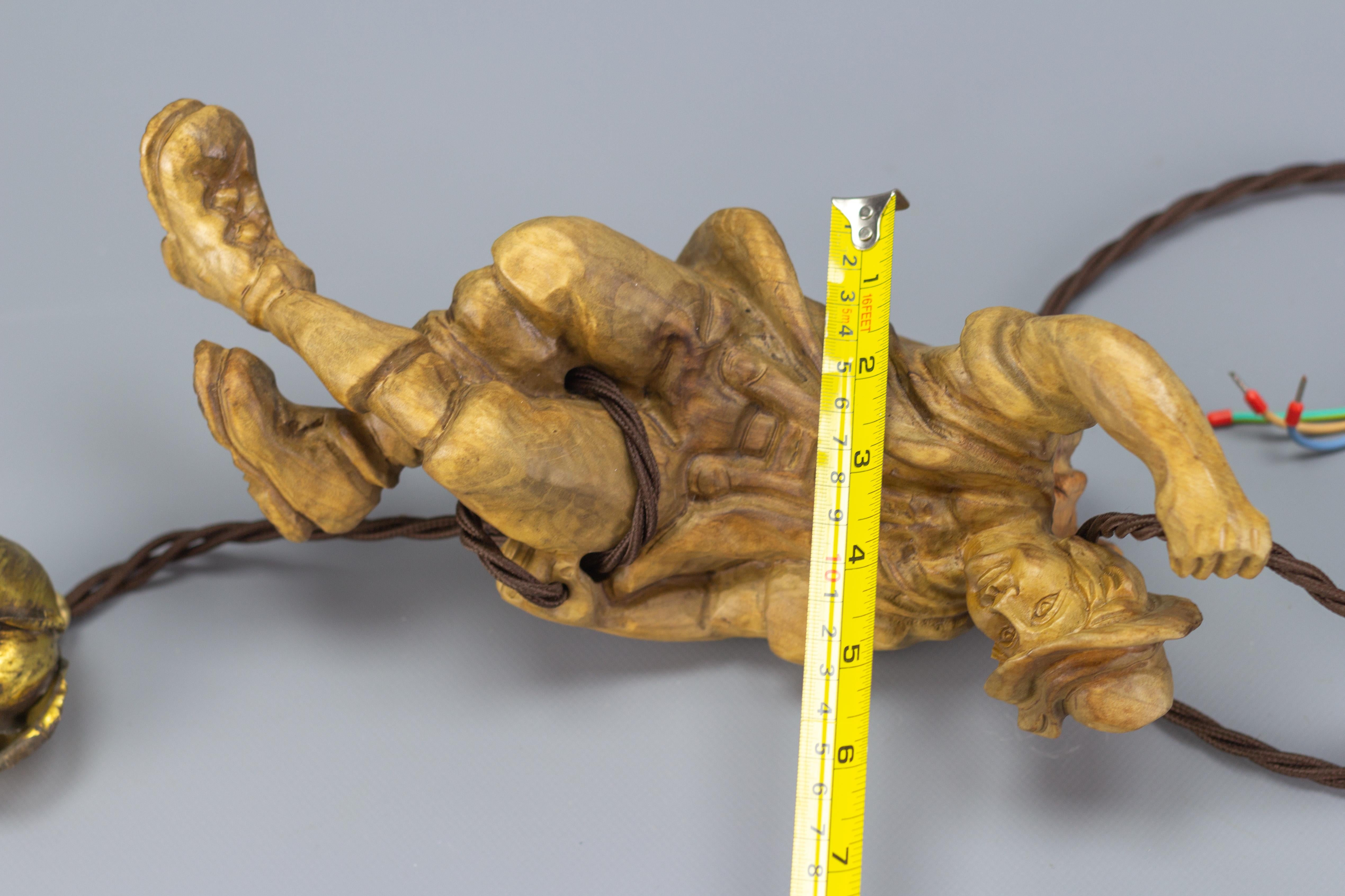 Apparecchio a sospensione con figura in legno di uno scalatore di montagne in vendita 5