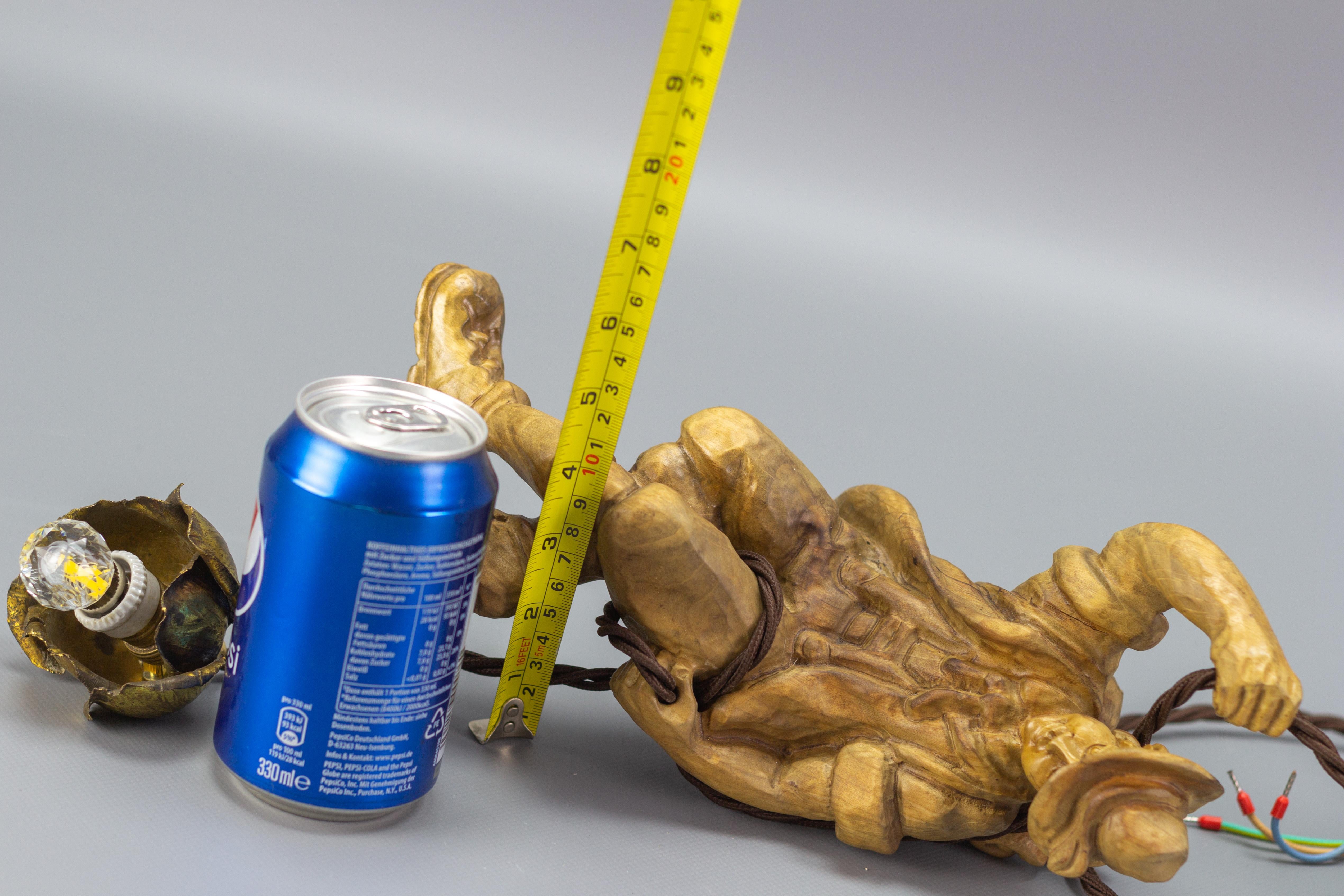 Apparecchio a sospensione con figura in legno di uno scalatore di montagne in vendita 7
